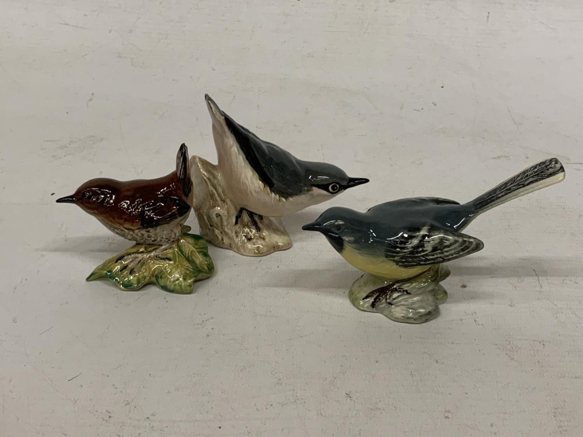THREE BESWICK BIRDS TO INCLUDE A GREY WAGTAIL, NUTHATCH AND A WREN - Image 2 of 4