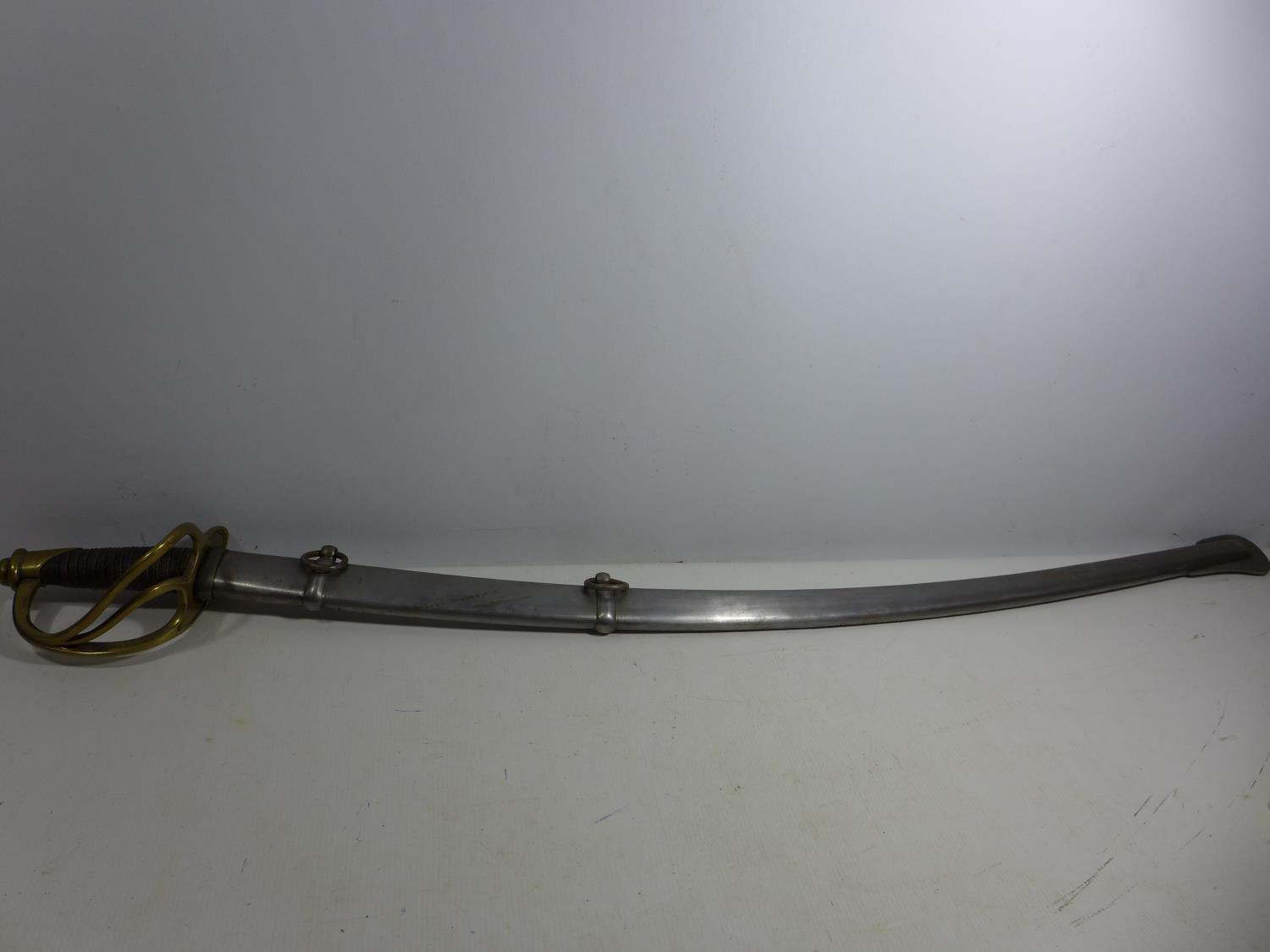 A REPLICA U.S.A CAVALRY SWORD AND SCABBARD, 86CM BLADE STAMPED U.U.ADK 1862, LENGTH 106CM - Image 7 of 7