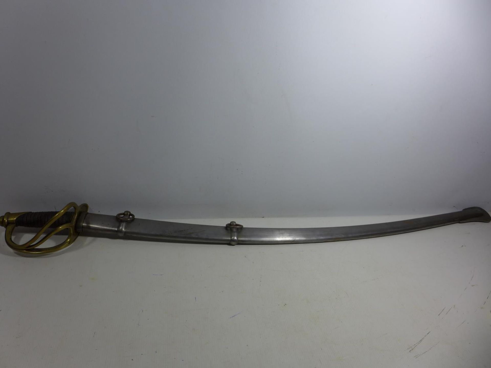 A REPLICA U.S.A CAVALRY SWORD AND SCABBARD, 86CM BLADE STAMPED U.U.ADK 1862, LENGTH 106CM - Image 7 of 7