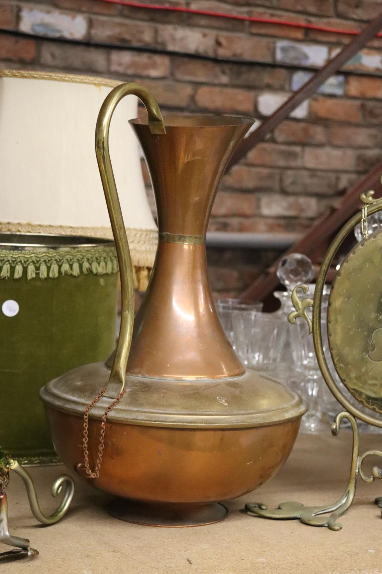 A LARGE COPPER AND BRASS JUG PLUS A BRASS GONG - Image 5 of 5