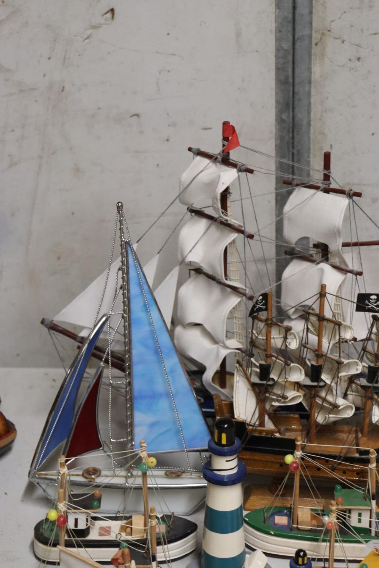 A QUANTITY OF NAUTICAL ITEMS TO INCLUDE SHIPS, BOATS, LIGHTHOUSES, FIGUTR, ETC - Image 5 of 6