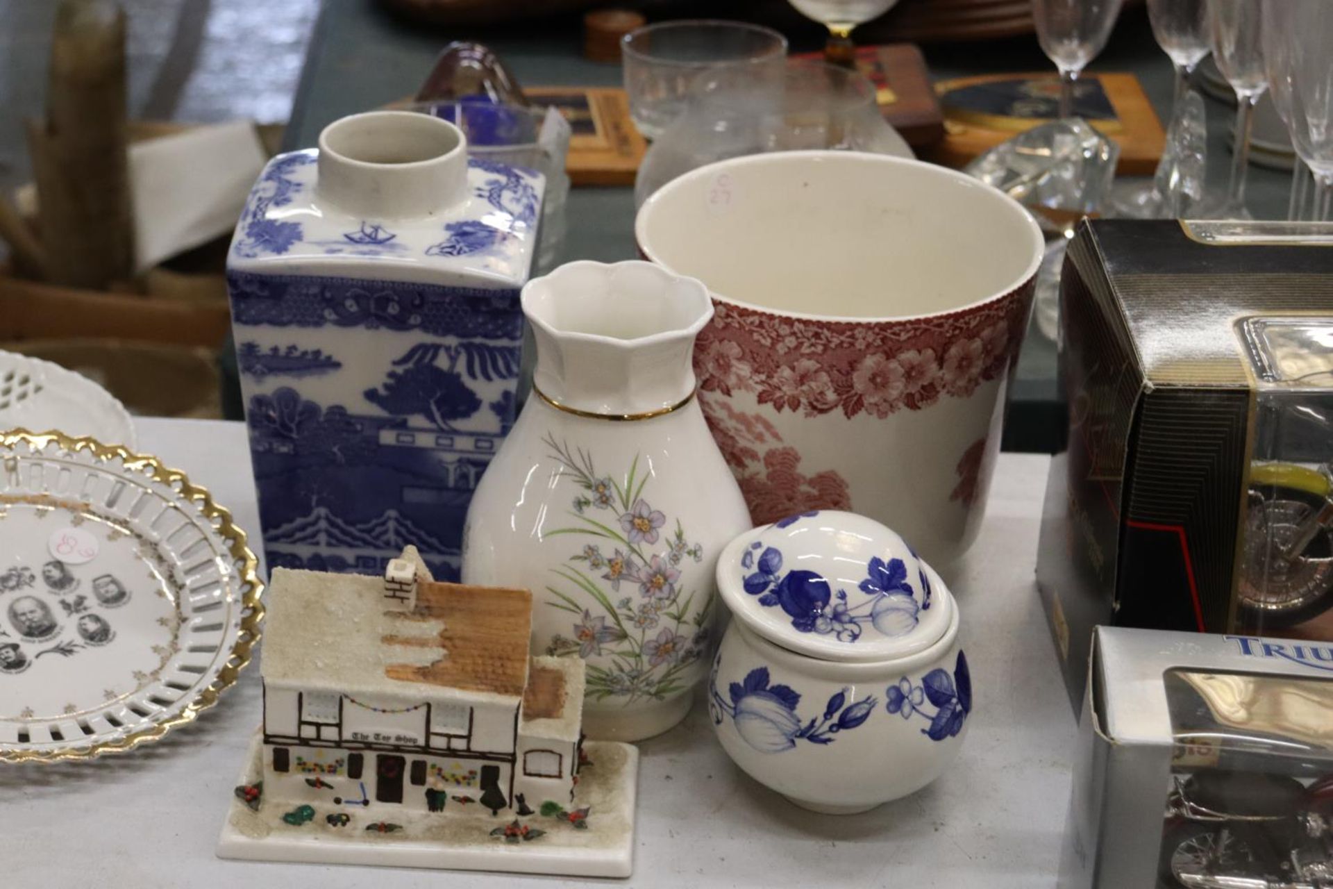 A QUANTITY OF CERAMIC ITEMS TO INCLUDE A PLANTER, VASES, A LIDDED POT AND A COTTAGE