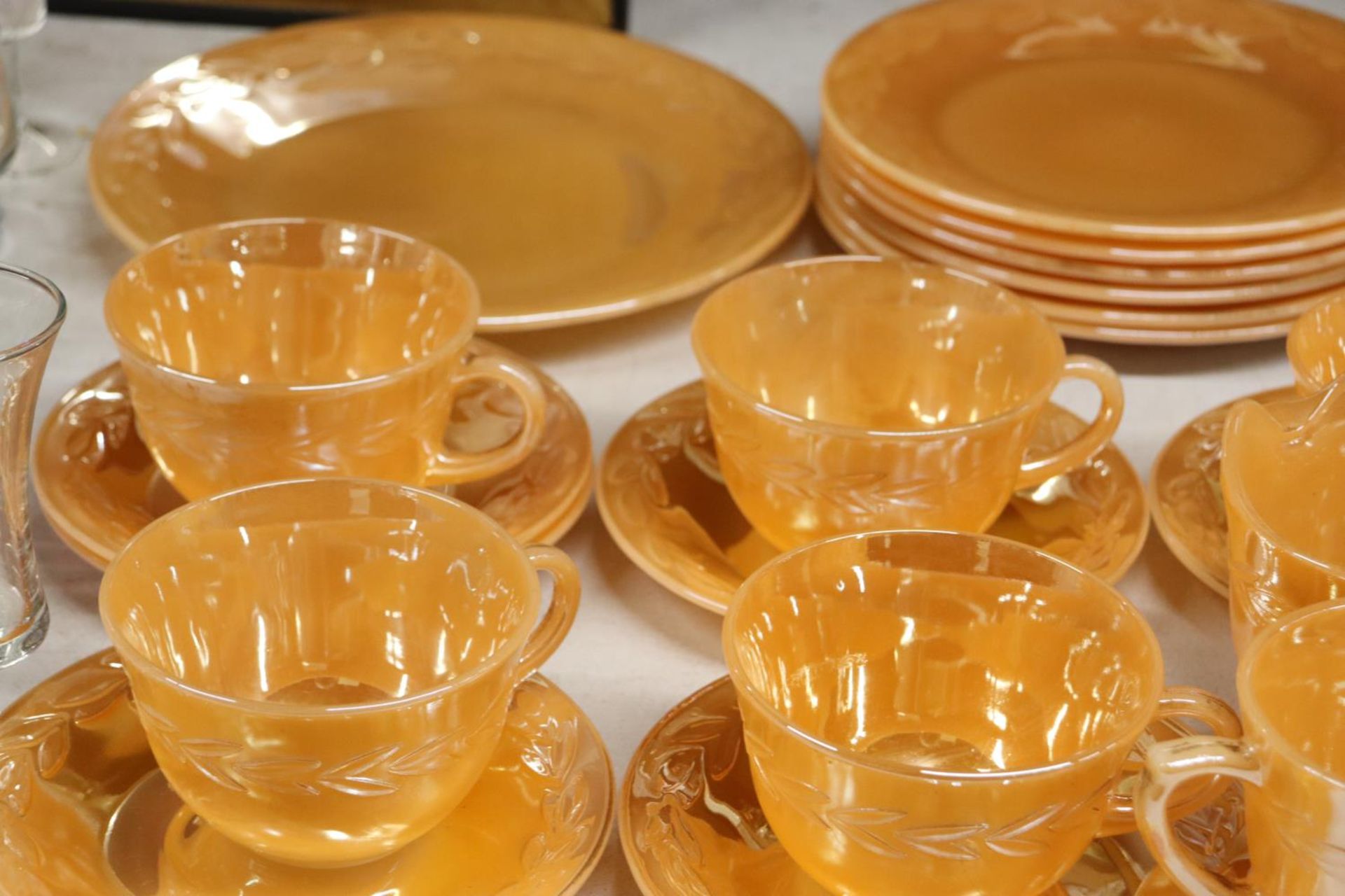 A VINTAGE PEACH LUSTRE, WITH LAUREL LEAF DECORATION TEASET TO INCLUDE PLATES, A SUGAR BOWL, CREAM - Image 5 of 5