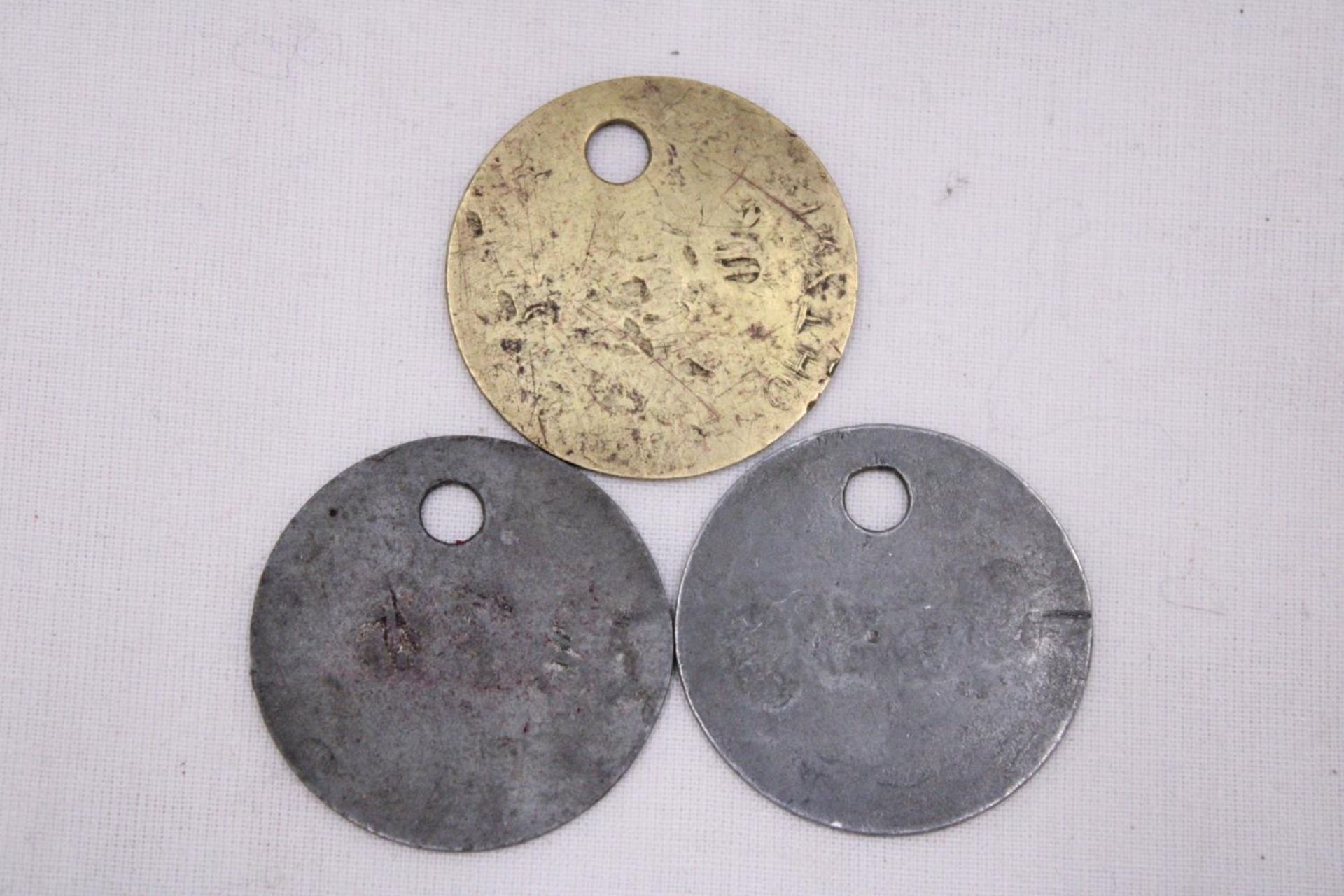 THREE MINERS SAFETY NUMBERED TOKENS - GRIMETHORPE AND SHARLSTON COLLIARYS - Bild 3 aus 3