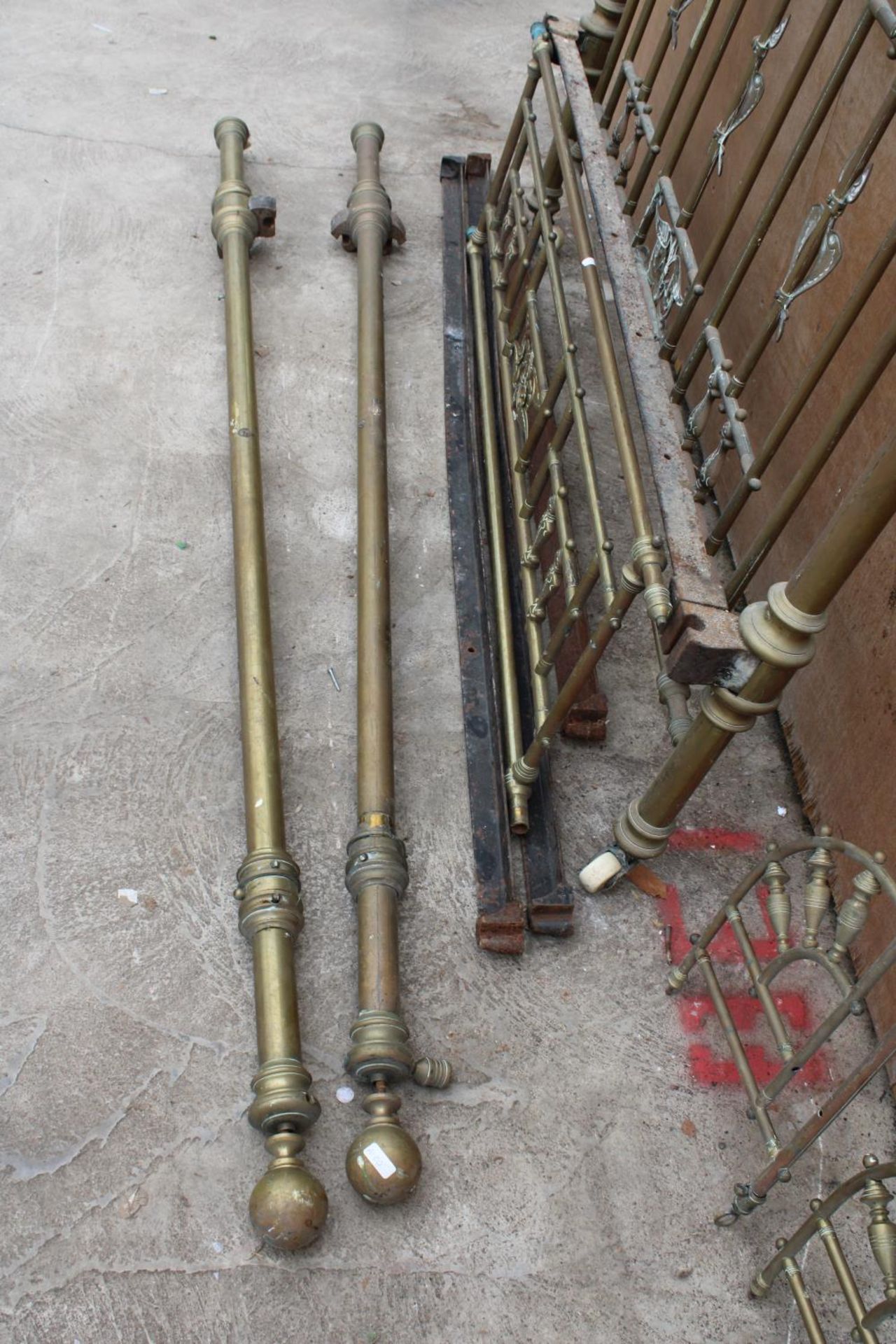 A VICTORIAN BRASS HALF TESTER 5' BEDSTEAD - Image 5 of 6