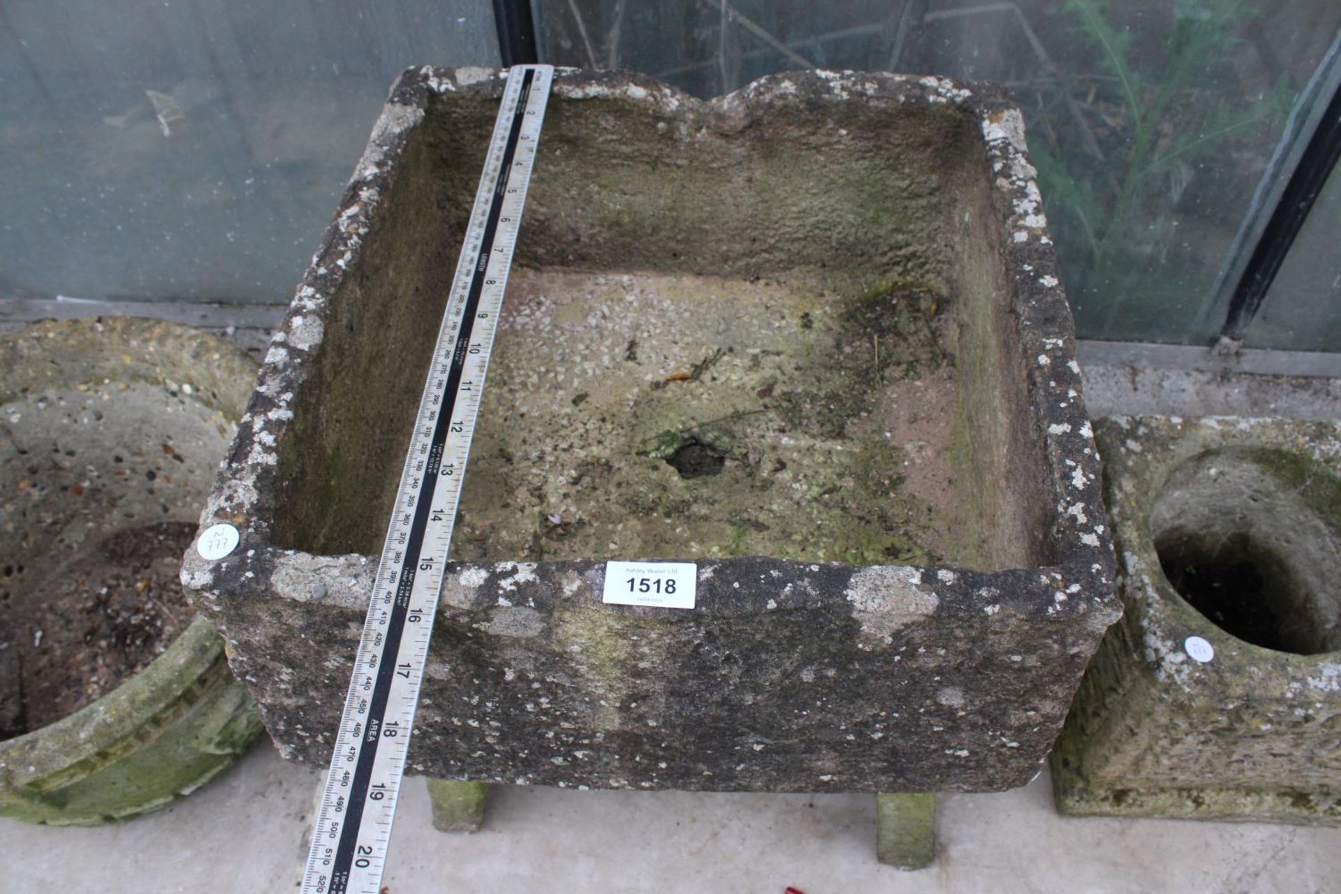 A SQUARE RECONSTITUTED STONE PLANTER WITH PEDESTAL BASE (H:49CM) - Image 3 of 4