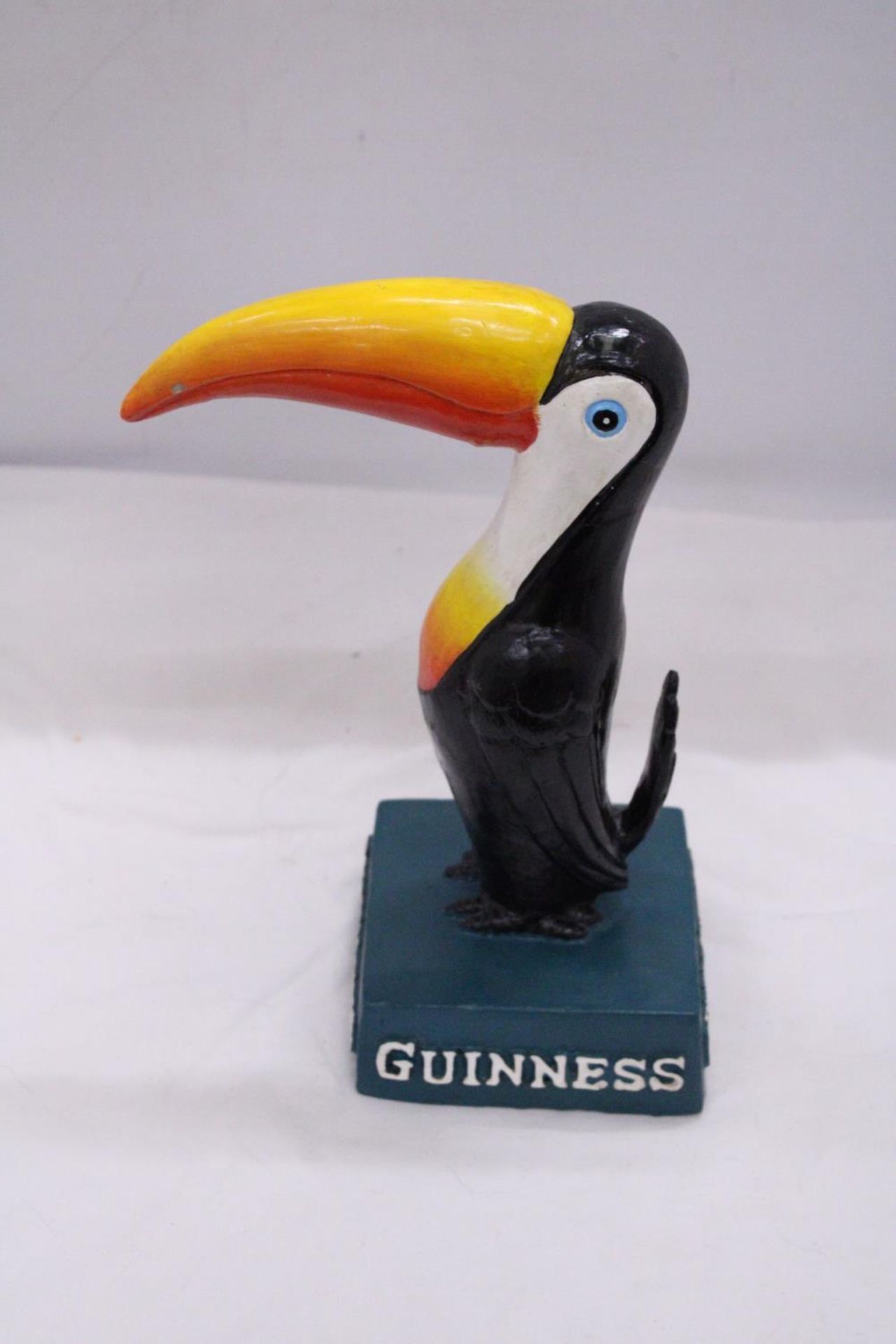 A LARGE RESIN 'GUINNESS' TOUCAN, HEIGHT 30CM