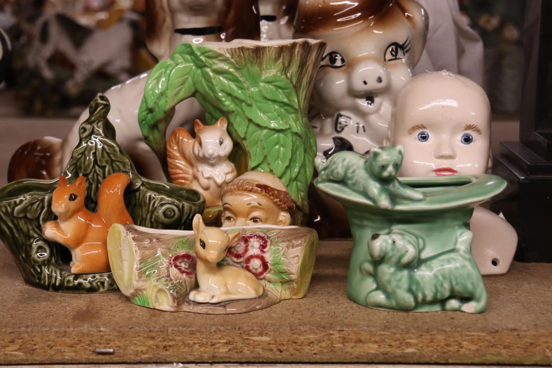 A QUANTITY OF CERAMIC ITEMS TO INCLUDE WITHERNSEA FLORA AND FAUNA VASES, DOGS, A DOLL'S HEAD AND A - Bild 2 aus 5