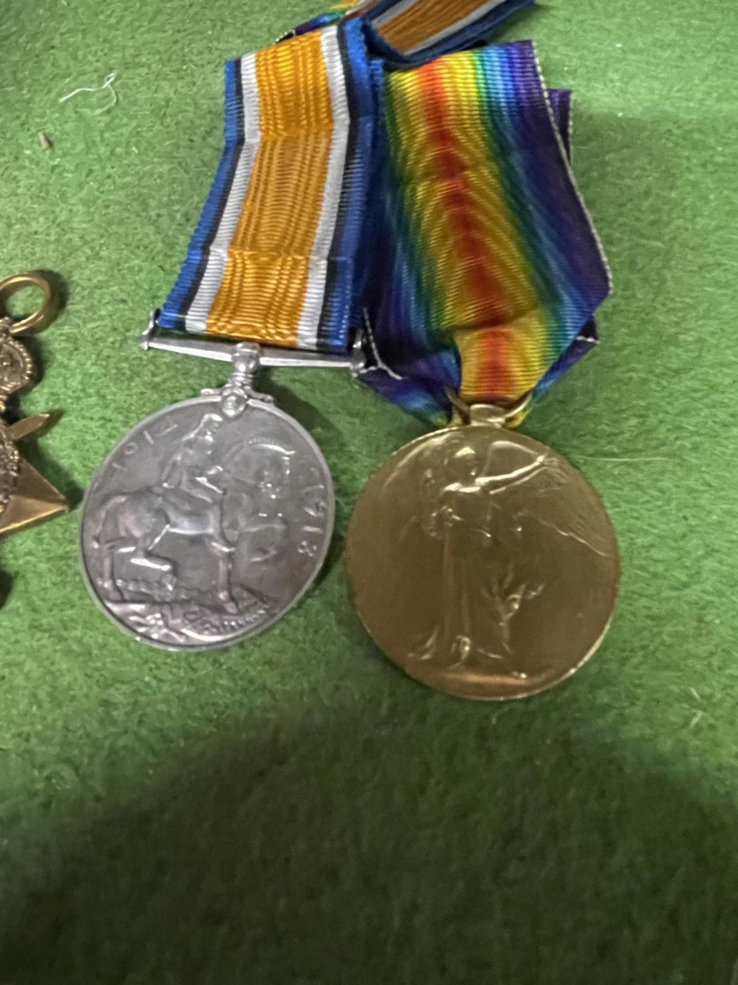 A GROUP OF UK, WW1 MEDALS TO INCLUDE TWO 1914/1915 STAR MEDALS, ALL FINE CONDITION. - Bild 2 aus 3