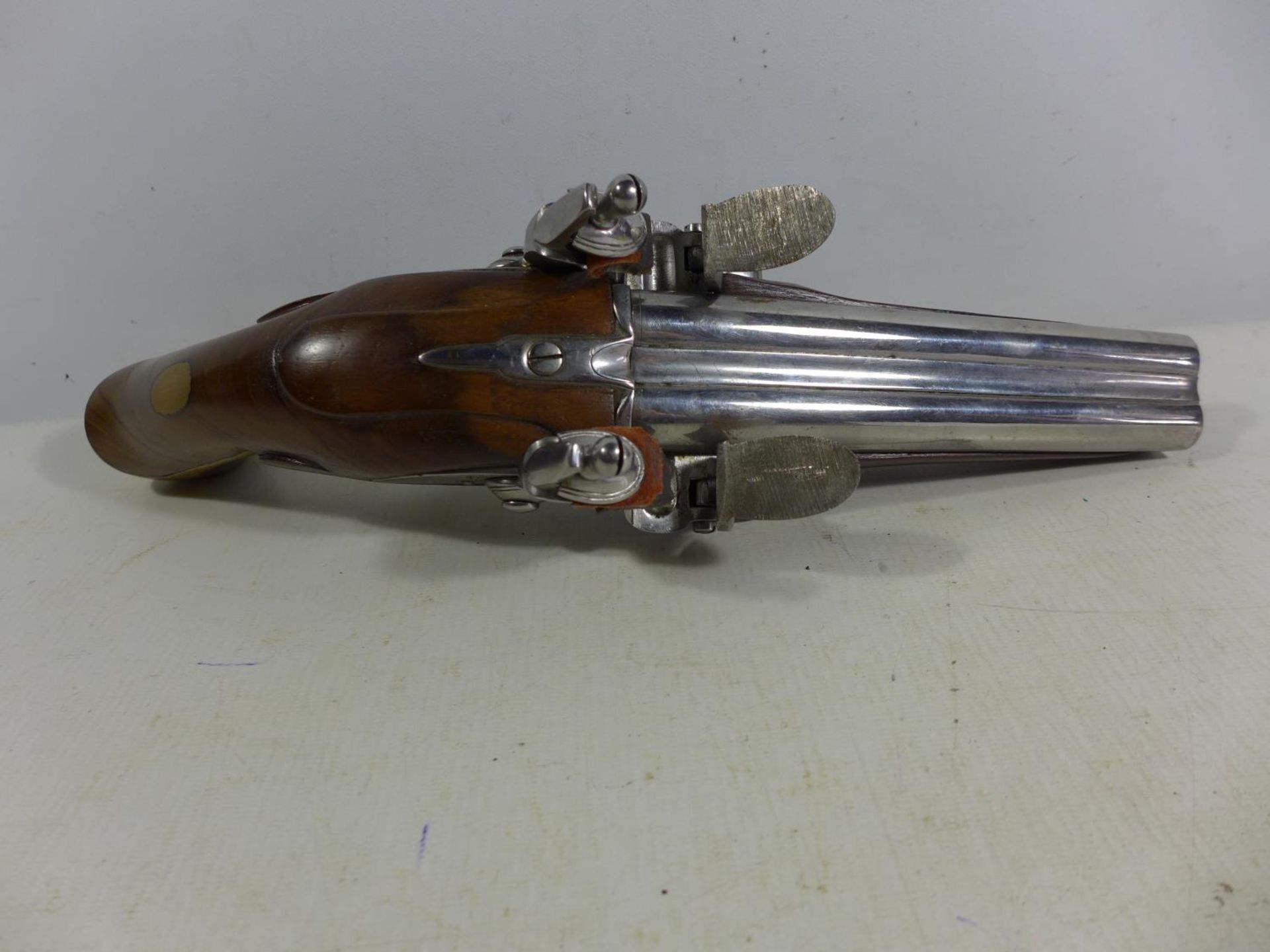 A GOOD QUALITY NON FIRING MODEL DISPLAY DOUBLE BARREL SIDE BY SIDE FLINTLOCK PISTOL, 17CM BARREL, - Image 2 of 6