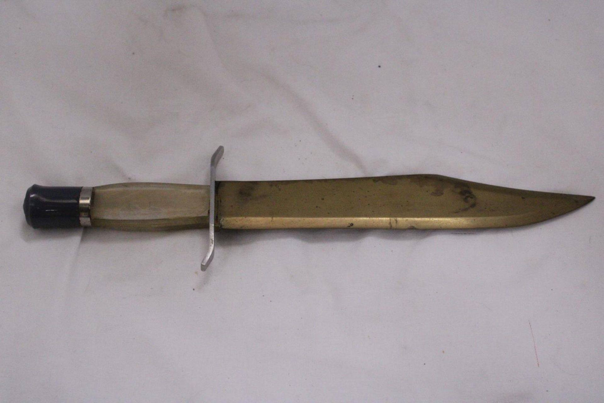 A BOWIE KNIFE, LENGTH 39CM