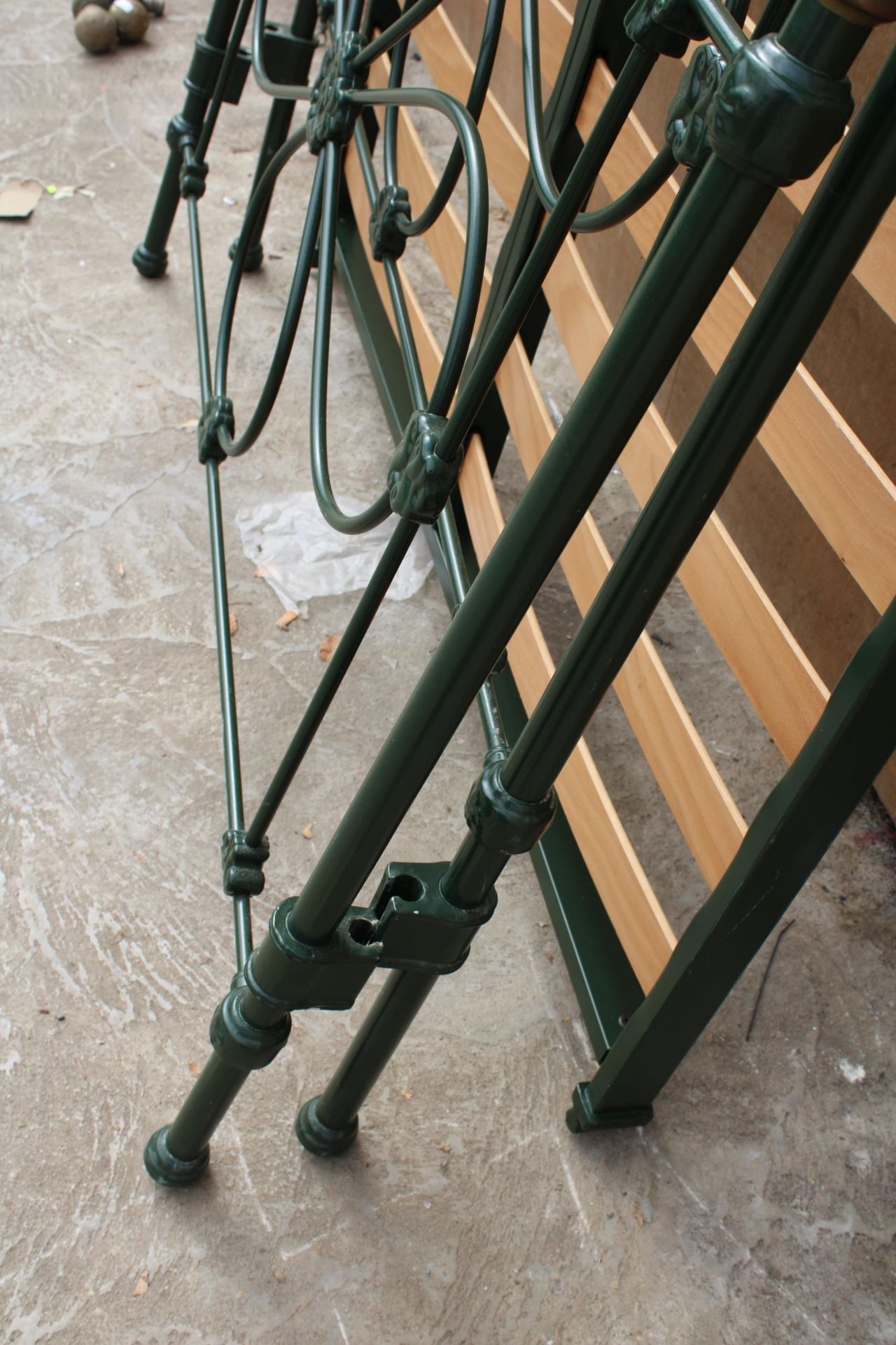 A VICTORIAN STYLE BRASS AND IRON 4' 6" BEDSTEAD - Image 4 of 4