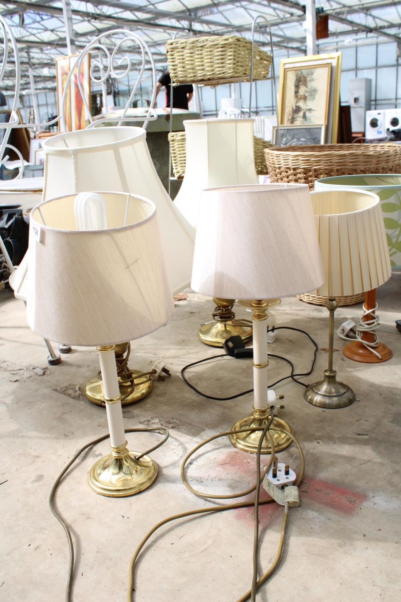 SIX VARIOUS TABLE LAMPS WITH SHADES - Bild 2 aus 3