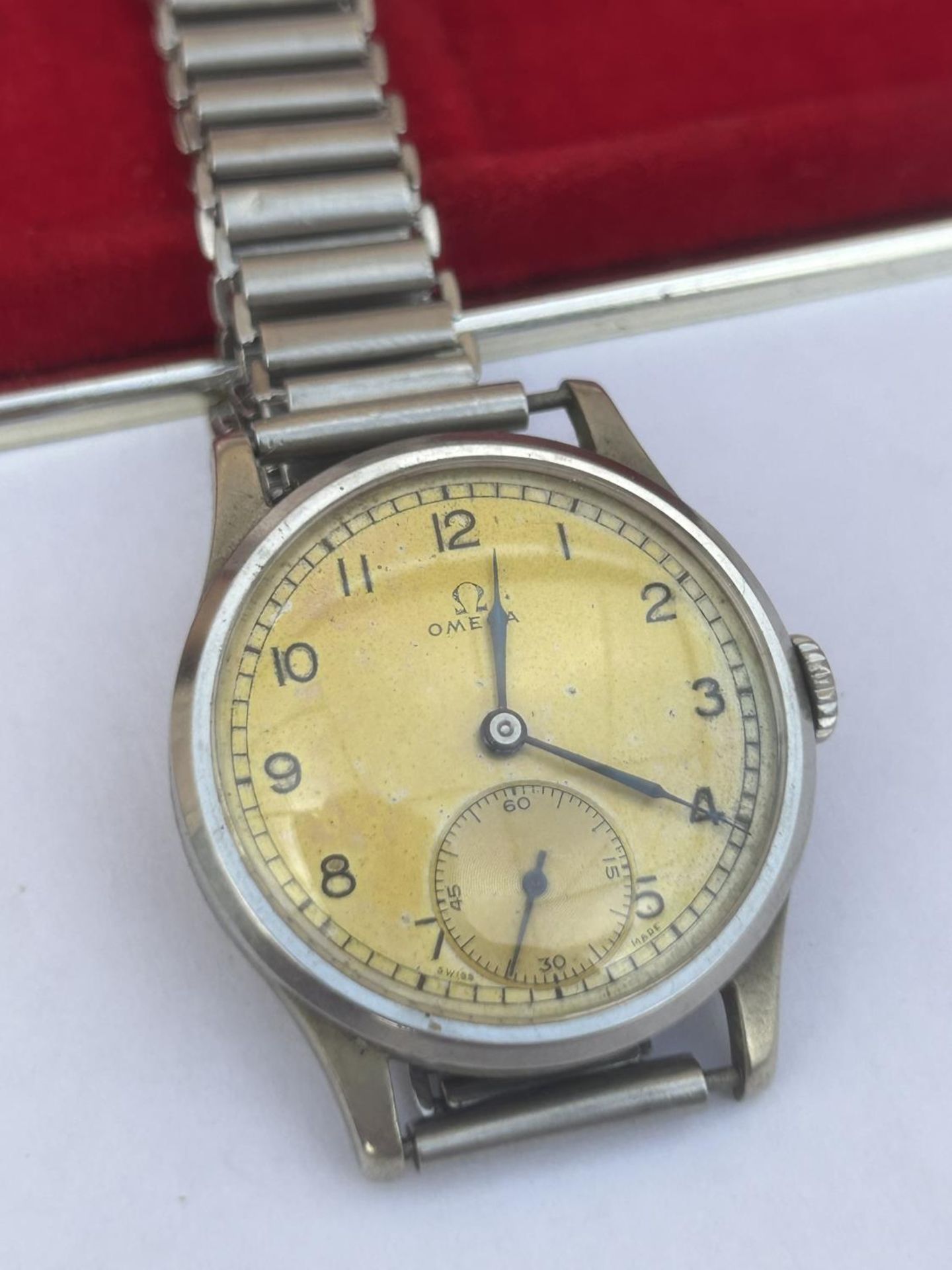 A VINTAGE MID CENTURY GENTS OMEGA AUTOMATIC WATCH, COMPLETE WITH ORIGINAL BOX, WORKING AT THE TIME - Image 2 of 5