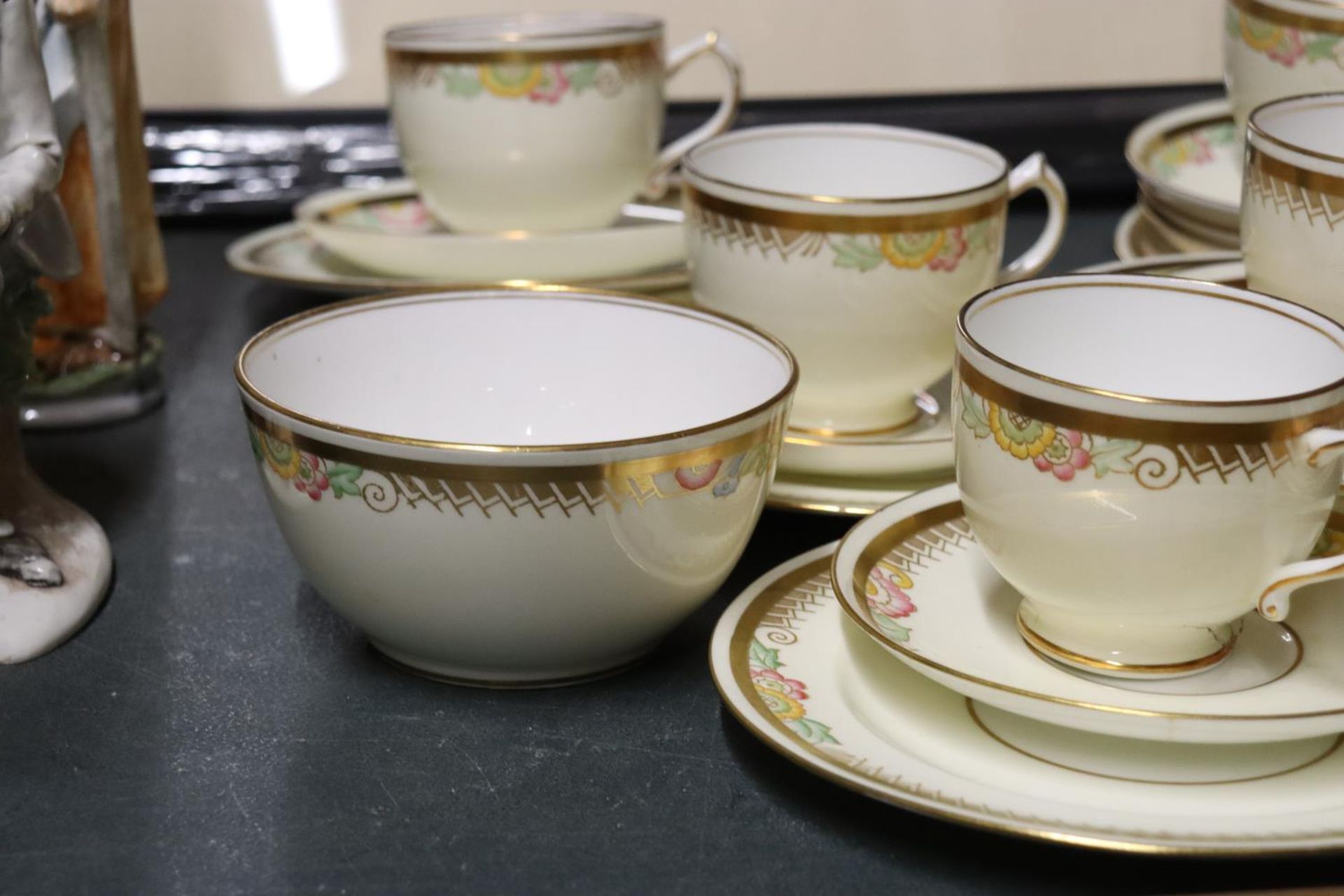 A QUANTITY OF VINTAGE HAMMERSLEY, CHINA CUPS, SAUCERS AND SIDE PLATES - Image 5 of 5