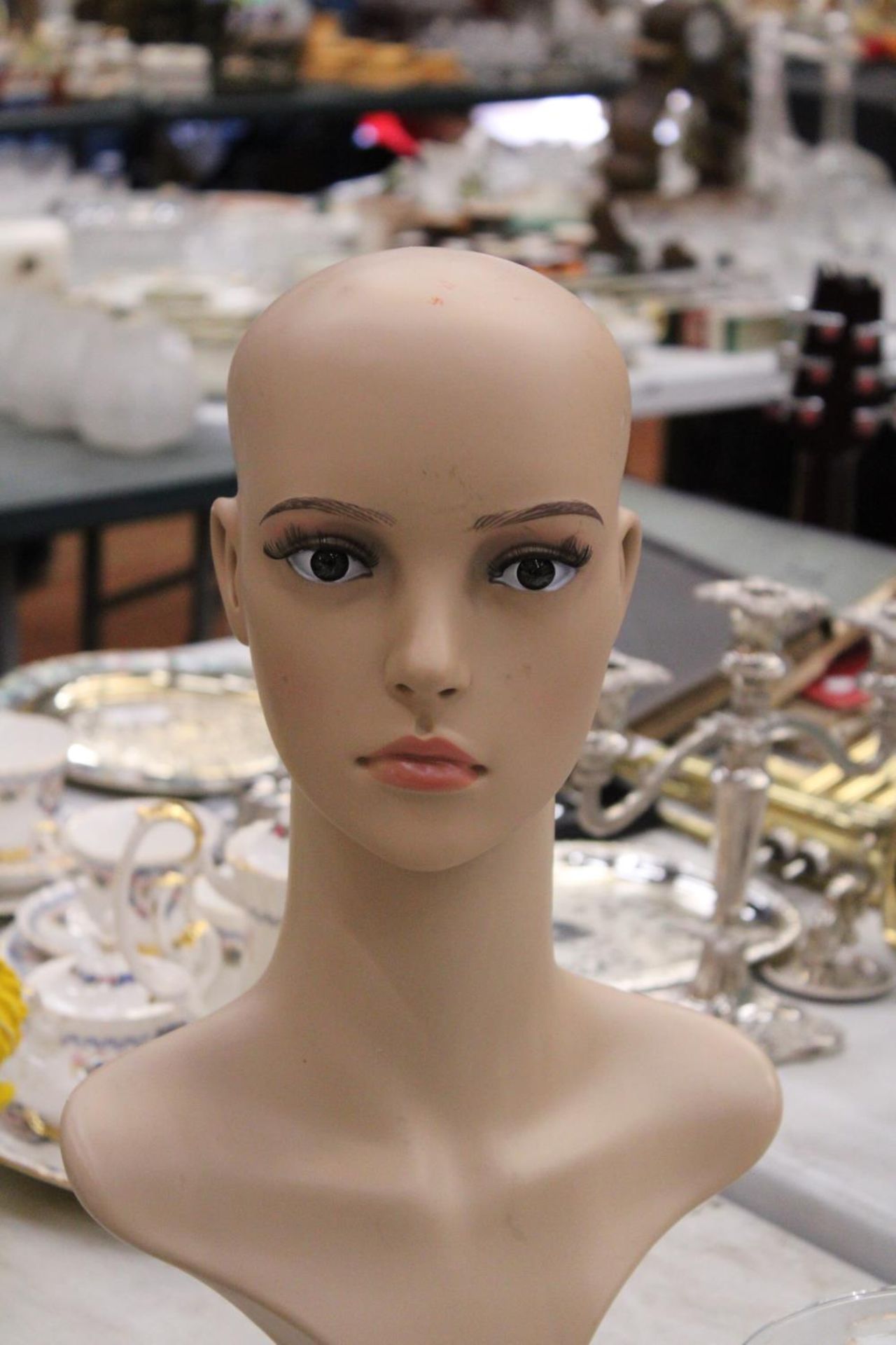 A MANNEQUIN HEAD DISPLAY MODEL, HEIGHT 50CM - Image 2 of 4