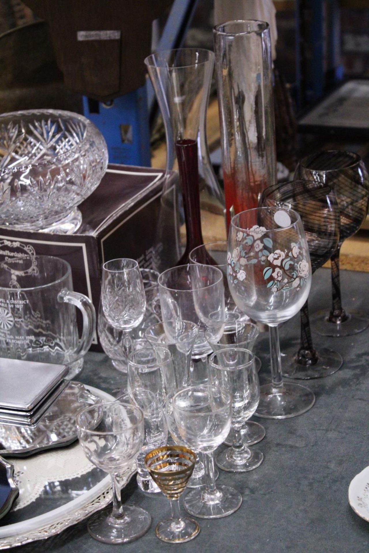 A MIXED LOT OF GLASSWARE TO INCLUDE WINE GLASSES, VASES, A STAFFORDSHIRE CRYSTAL BOWL, TWO MIRRORS - Bild 3 aus 6