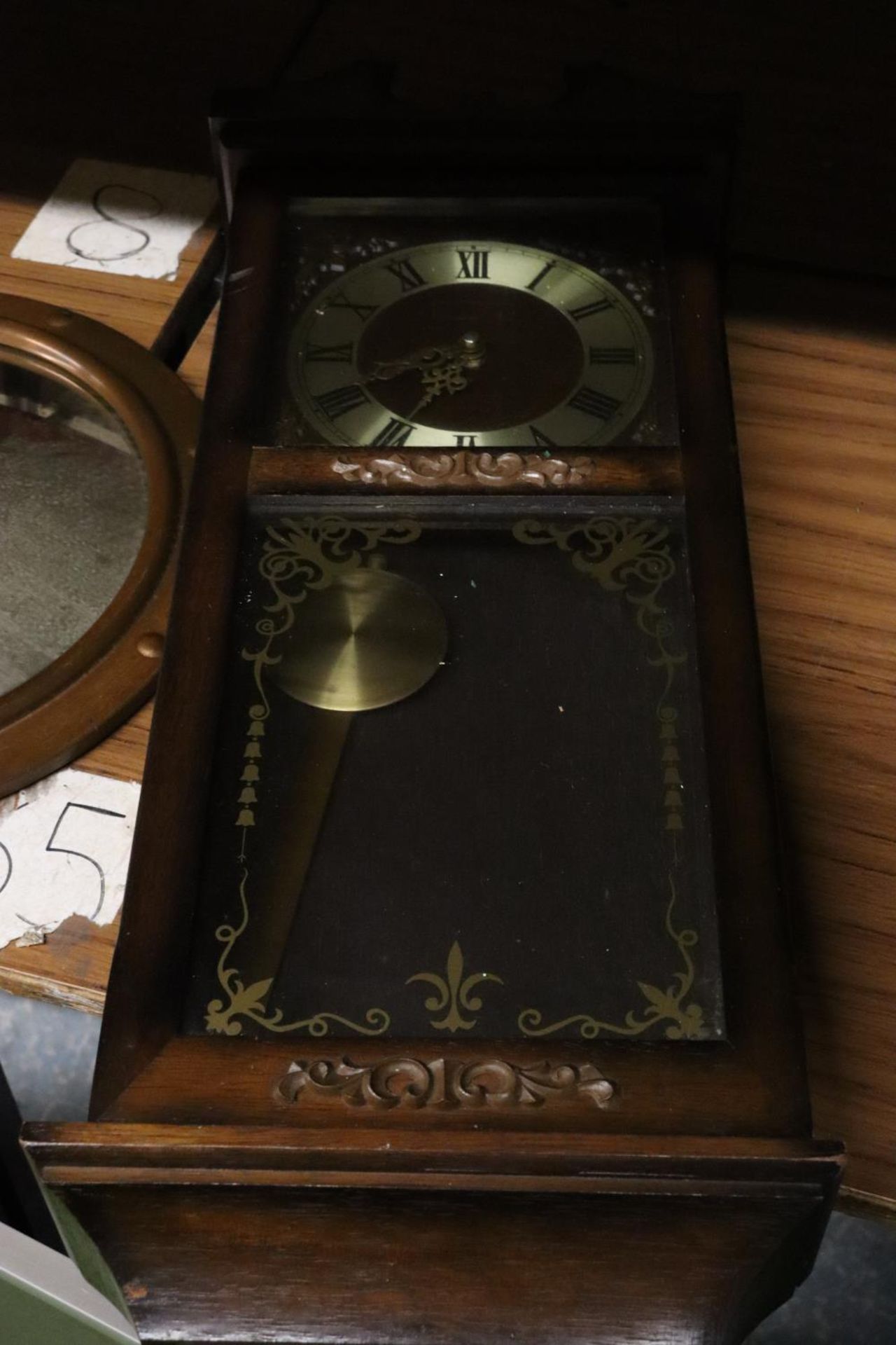 A ROUND, COPPER FRAMED CONVEX MIRROR, DIAMETER 38CM, PLUS A MAHOGANY FRAMED WALL CLOCK WITH PENDULUM - Bild 6 aus 6