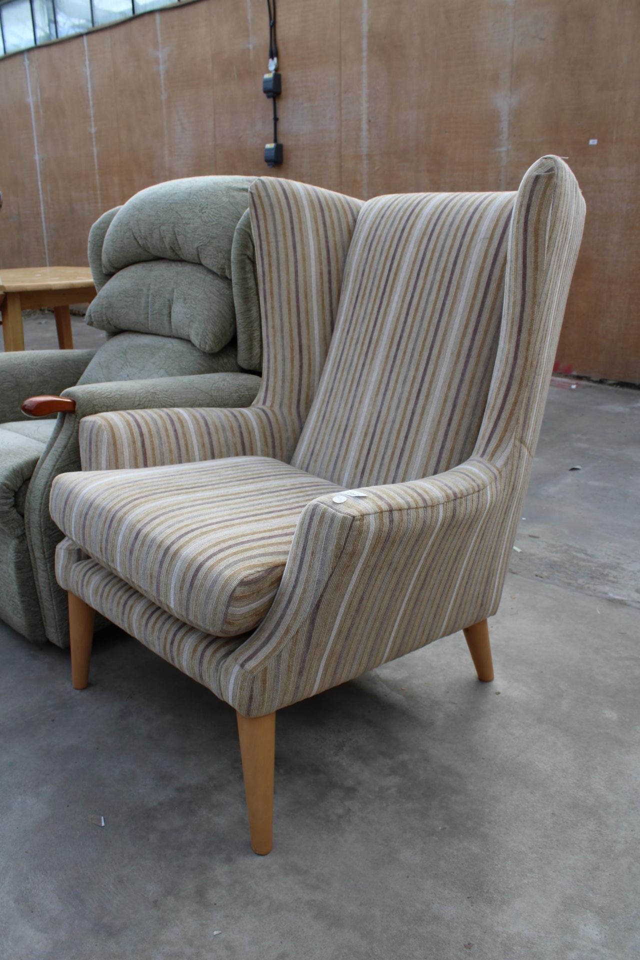 TWO ITEMS TO INCLUDE AN UPHOLSTERED PARKER KNOLL WINGBACK CHAIR AND A FURTHER UPHOLSTERED RECLINER - Image 2 of 4
