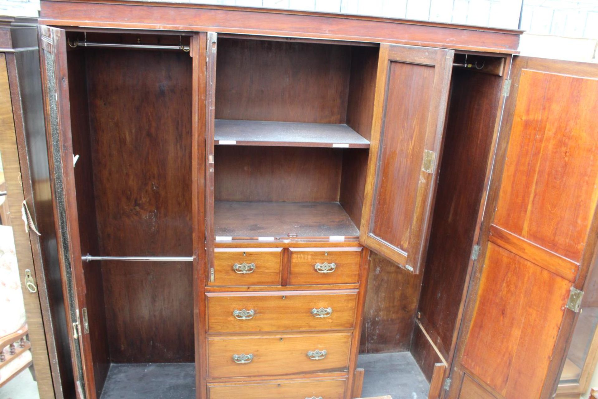 A LATE VICTORIAN MAHOGANY DOUBLE MIRROR-DOOR WARDROBE ENCLOSING 2 CUPBOARDS, 2 SHORT AND 3 LONG - Image 5 of 6