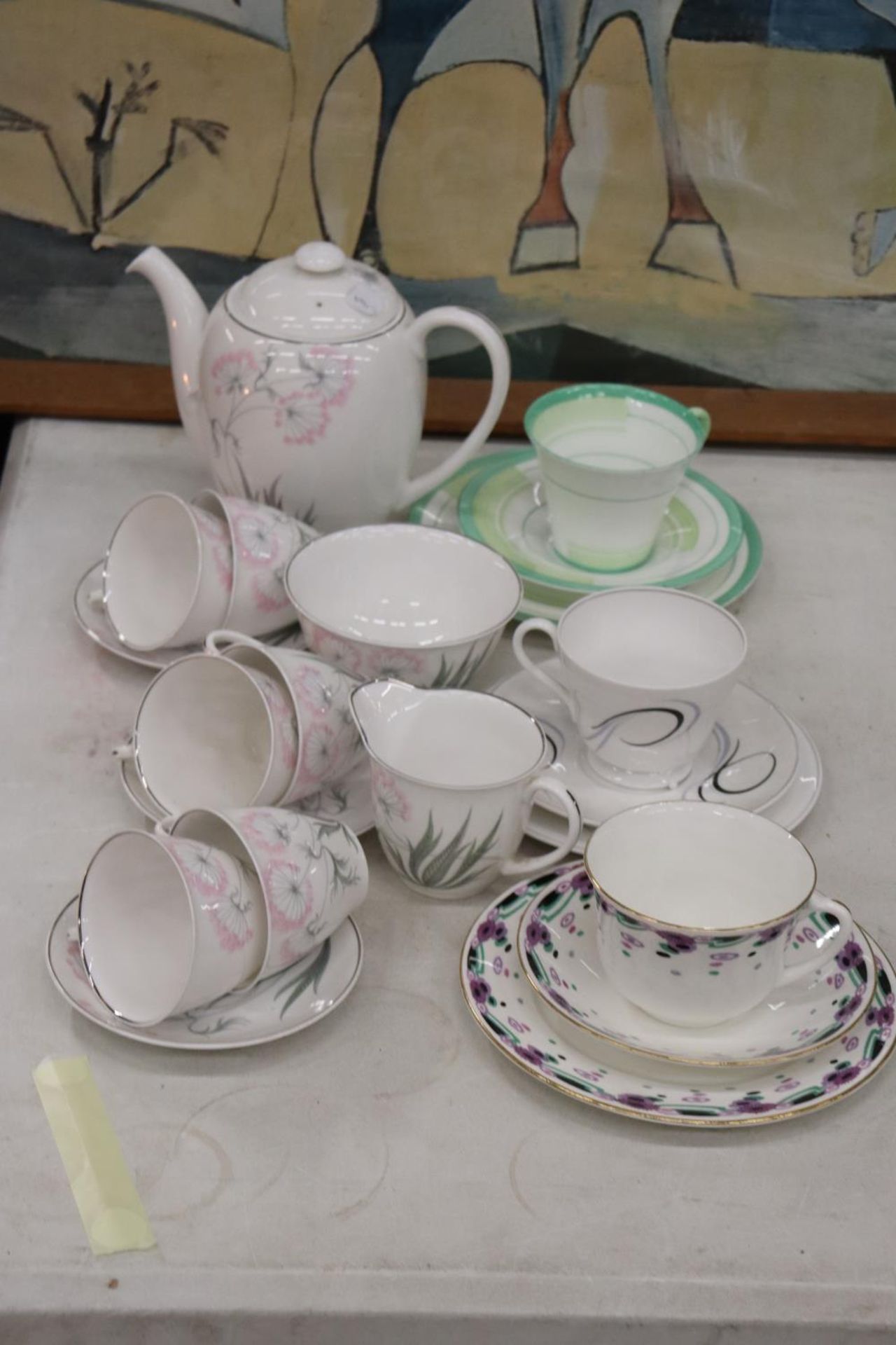 A MIXED LOT OF SHELLEY TEAWARE TO INCLUDE A TEA POT, CUPS, SAUCERS, JUG ETC