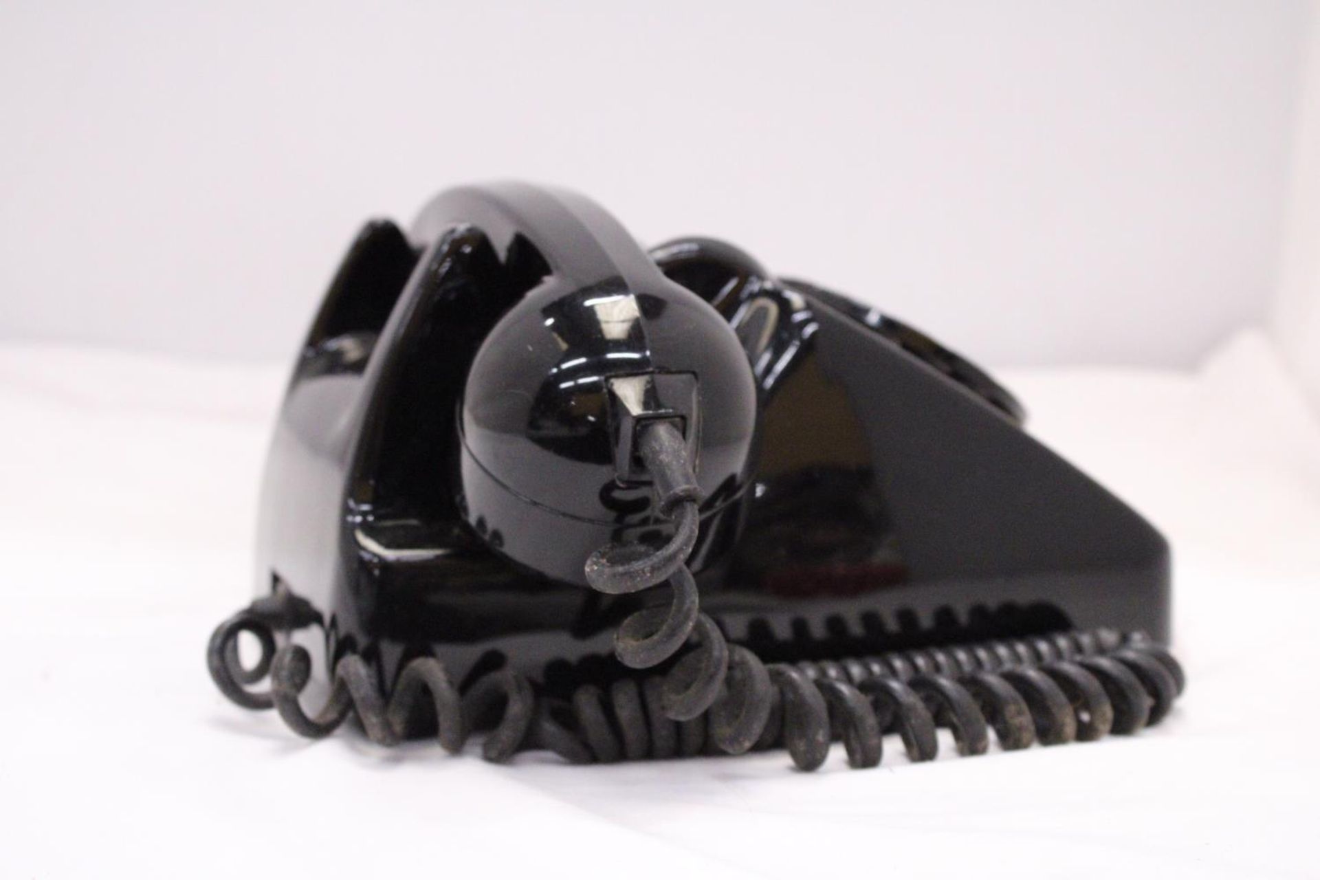A VINTAGE BLACK TELEPHONE WITH DIAL - Bild 6 aus 6