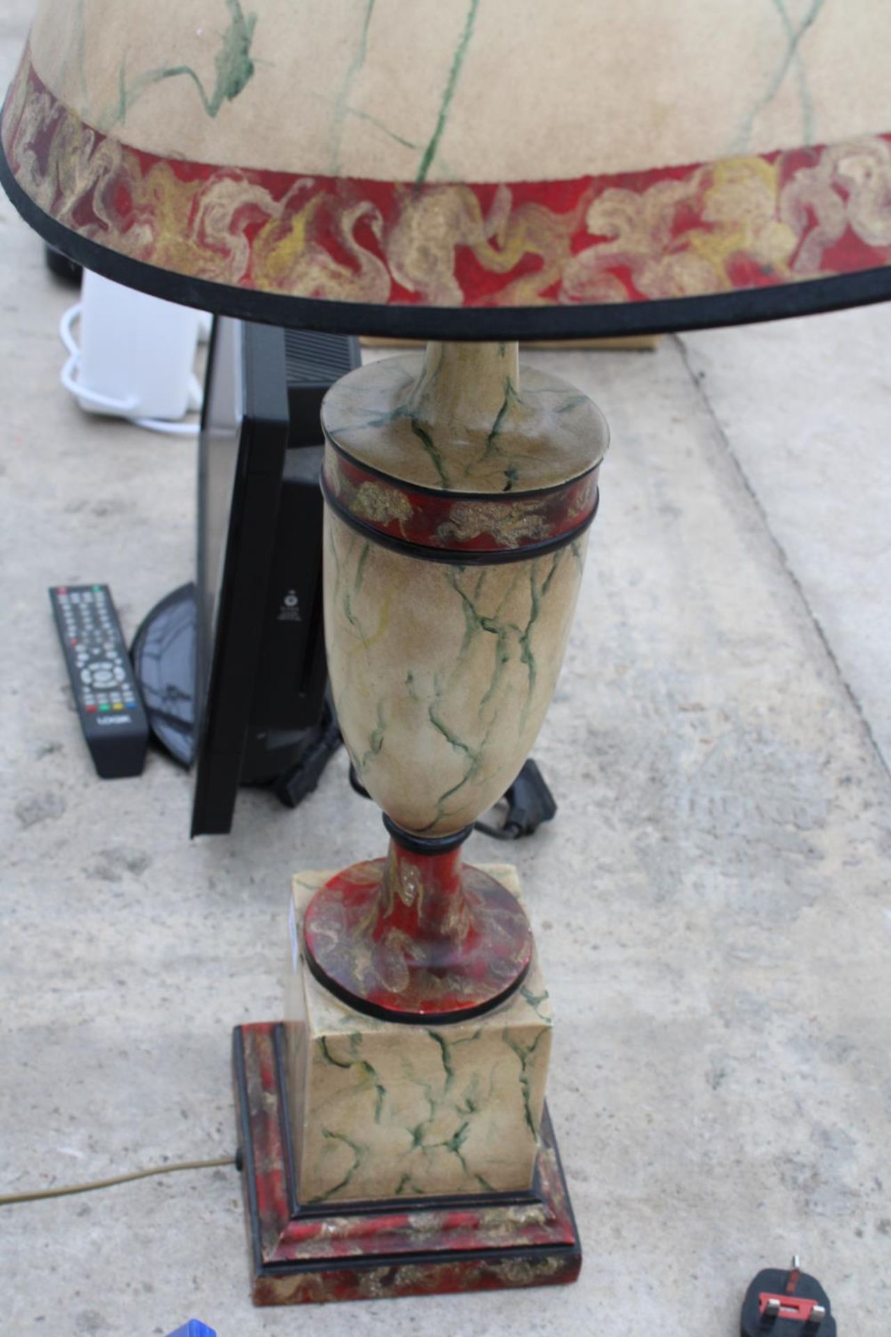 A LARGE ORNATE AND DECORATIVE TABLE LAMP WITH SHADE - Image 3 of 3