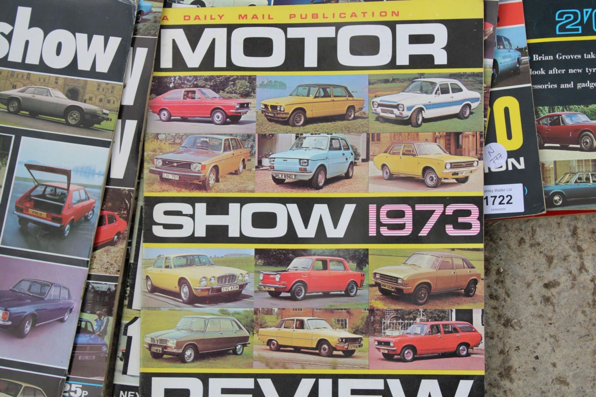 A LARGE COLLECTION OF VINTAGE MOTOR MAGAZINES TO INCLUDE THE DAILY MAIL MOTOR SHOW REVIEW ETC - Image 2 of 2