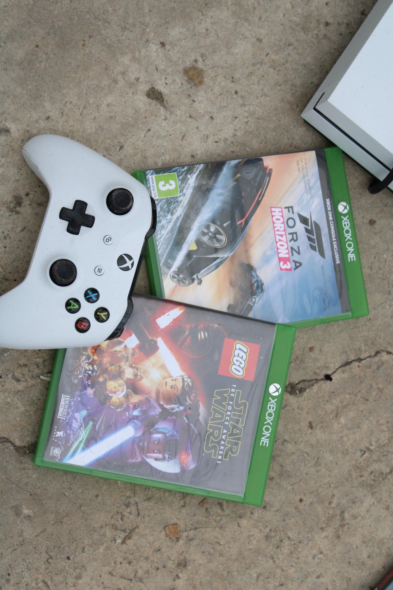 AN XBOX 1, A CONTROLLER AND TWO GAMES - Bild 2 aus 2