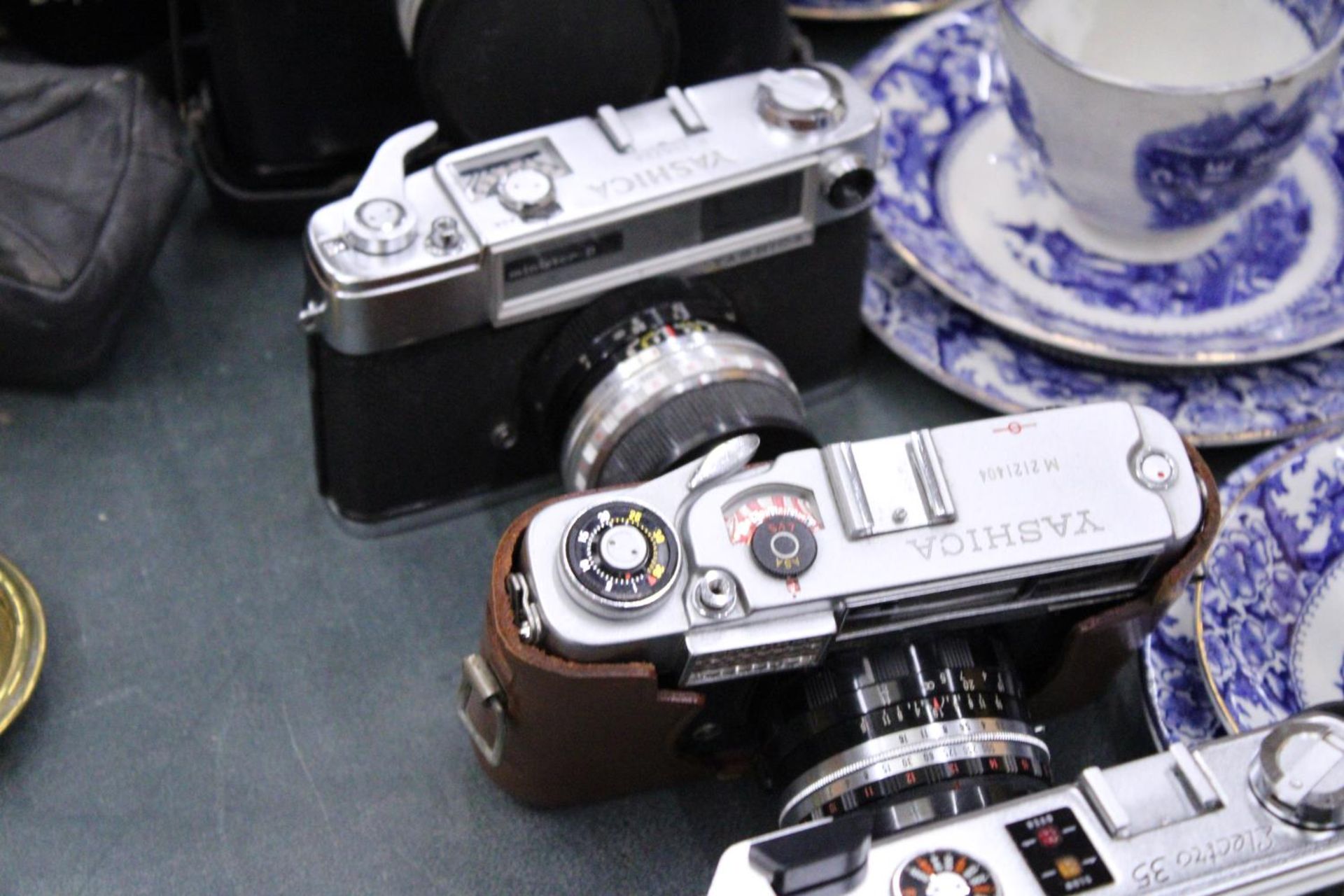 A MIXED LOT OF YASHICA VINTAGE CAMERAS - Bild 3 aus 4