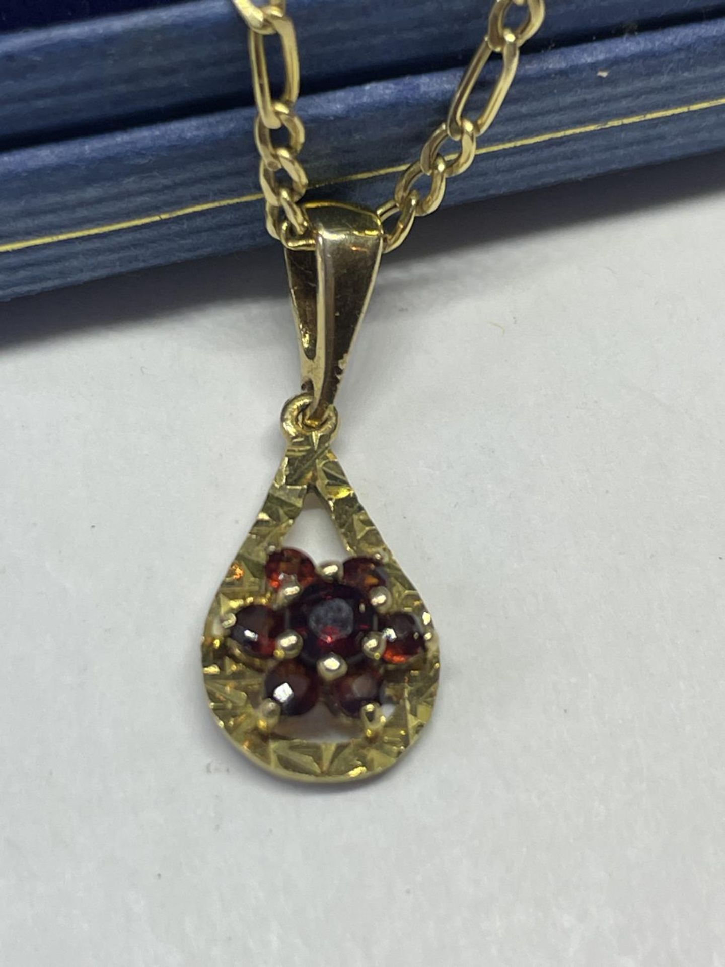A 9 CARAT GOLD AND RUBY NECKLACE - Bild 2 aus 3