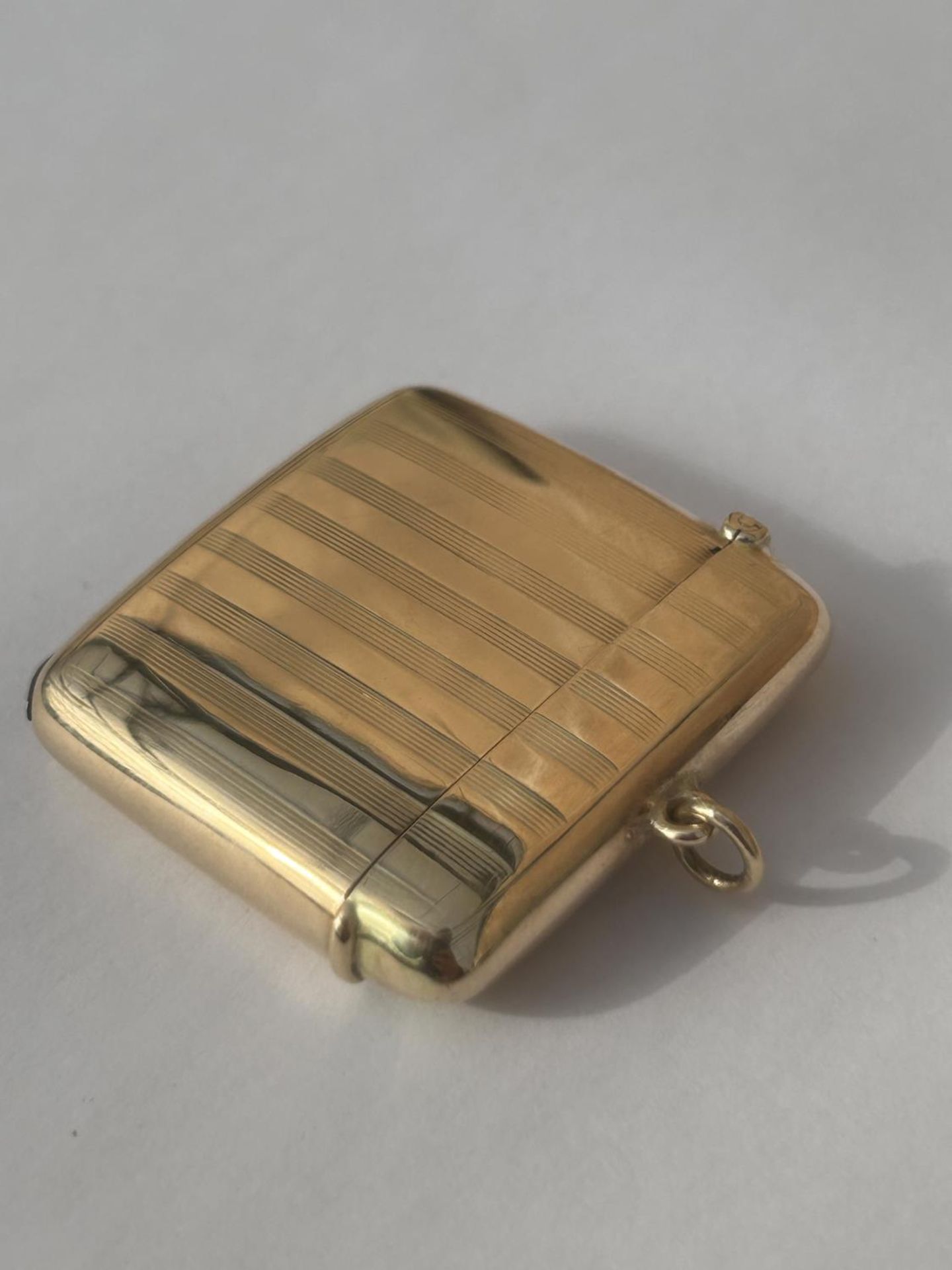 A 9CT GOLD FULLY HALLMARKED ENGINE TURNED VESTA CASE WITH FLIP TOP COVER & SUSPENSION LOOP WEIGHT - Image 3 of 5