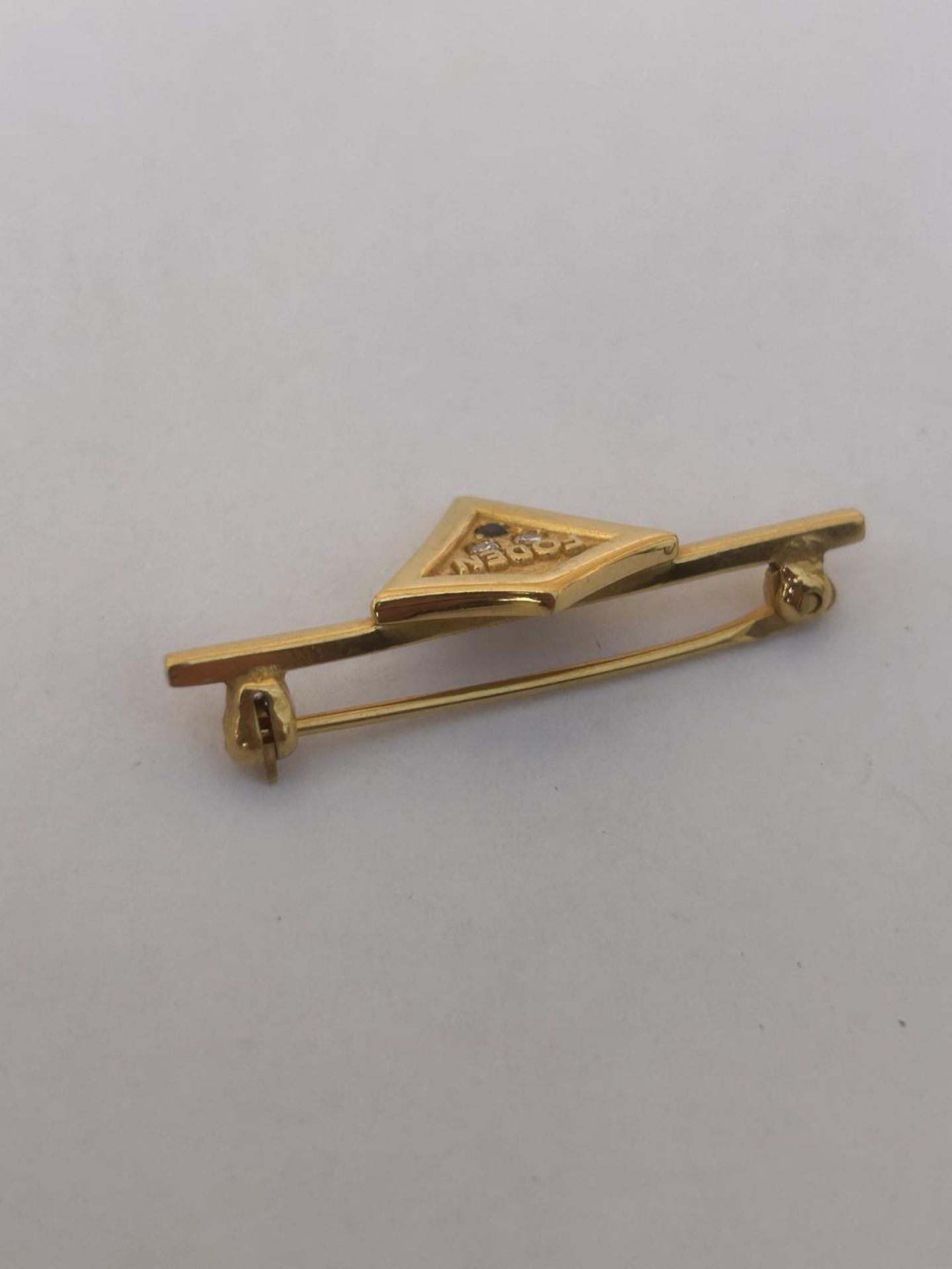 A HALLMARKED 9CT GOLD DIAMOND AND SAPPHIRE FODEN TRUCKS LAPEL BADGE WEIGHT 3.37 G - Image 4 of 4