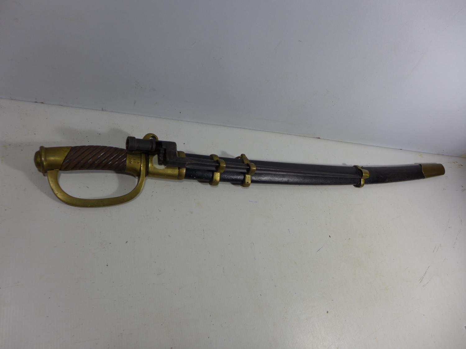 A REPLICA IMPERIAL RUSSIAN COSSACK SWORD AND SCABBARD WITH INTEGRAL BAYONET, 82CM BLADE, LENGTH 98CM - Image 6 of 7