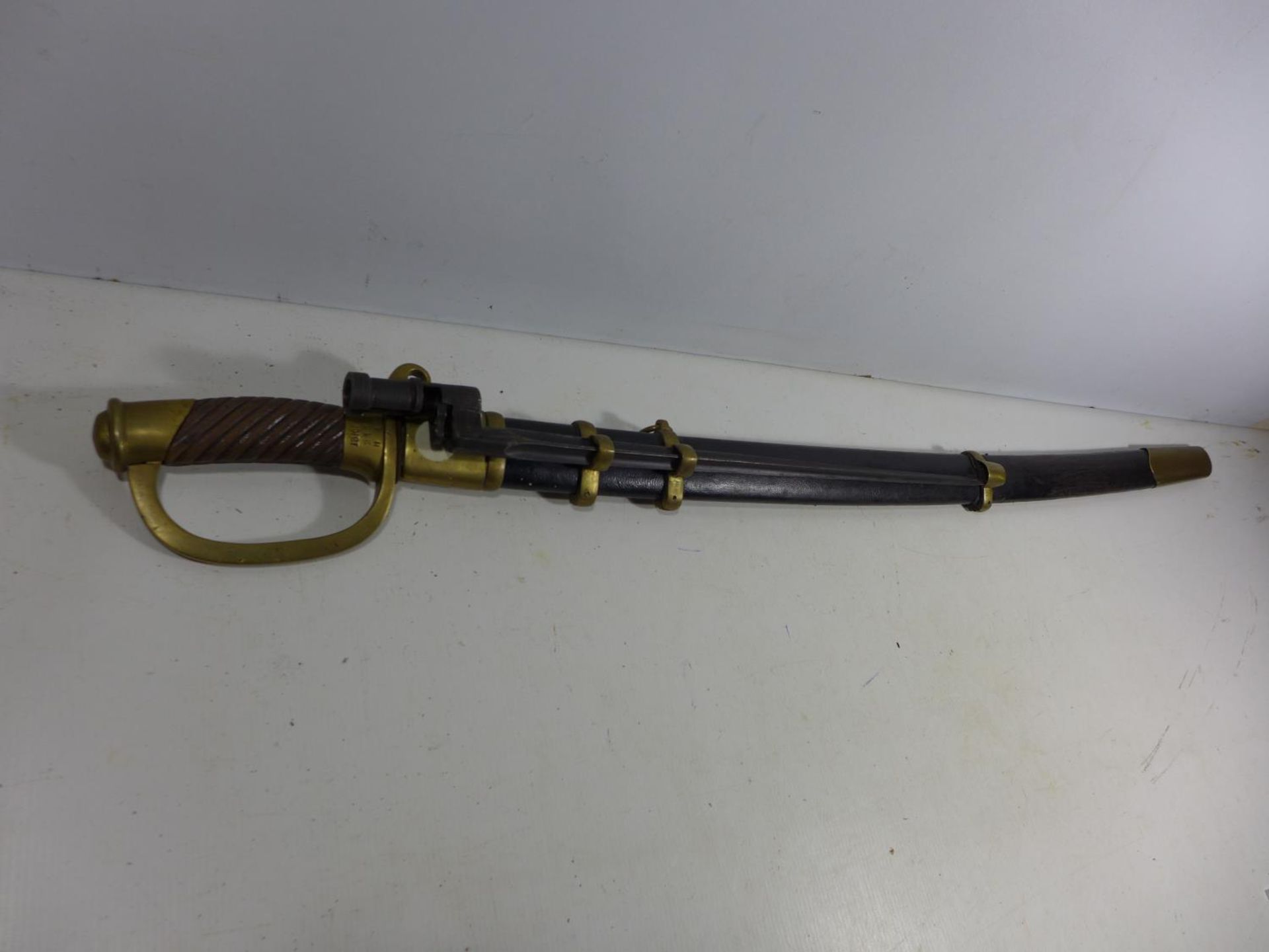 A REPLICA IMPERIAL RUSSIAN COSSACK SWORD AND SCABBARD WITH INTEGRAL BAYONET, 82CM BLADE, LENGTH 98CM - Bild 6 aus 7