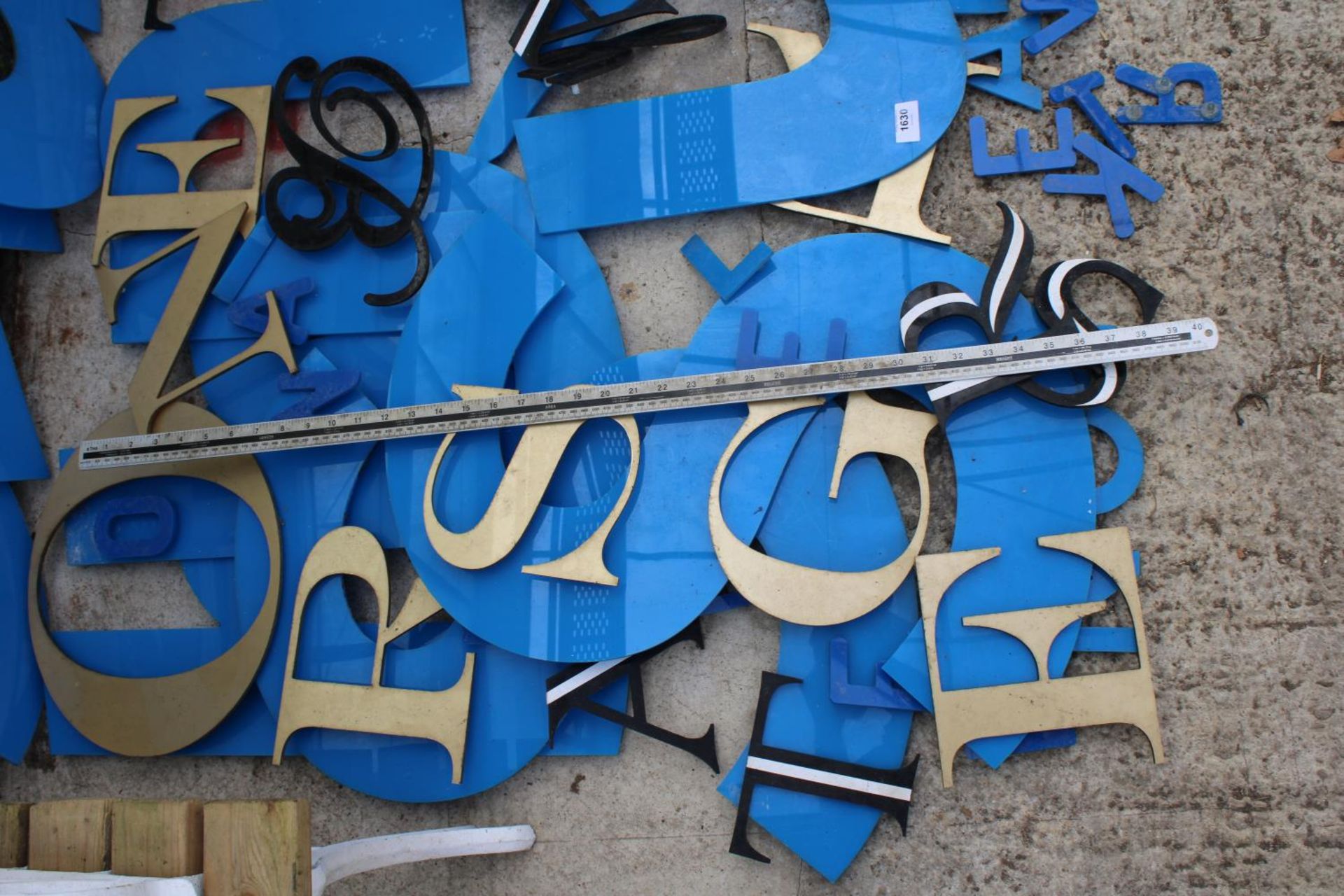 A LARGE ASSORTMENT OF VARIOUS SIZED PERSPEX SIGN MAKING LETTERS - Image 3 of 3