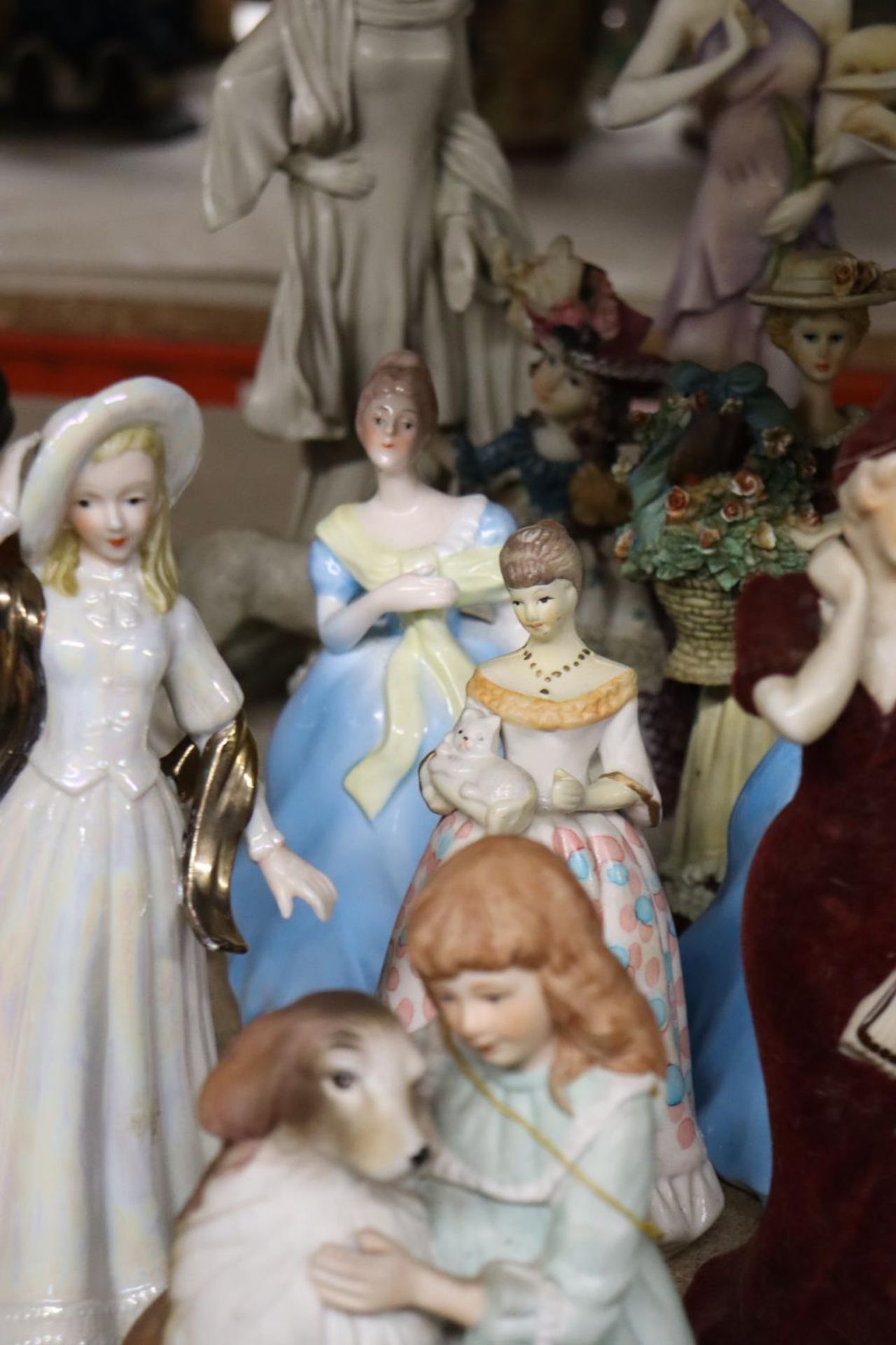 A LARGE COLLECTION OF APPROX 19 LADY FIGURINES - Image 2 of 6