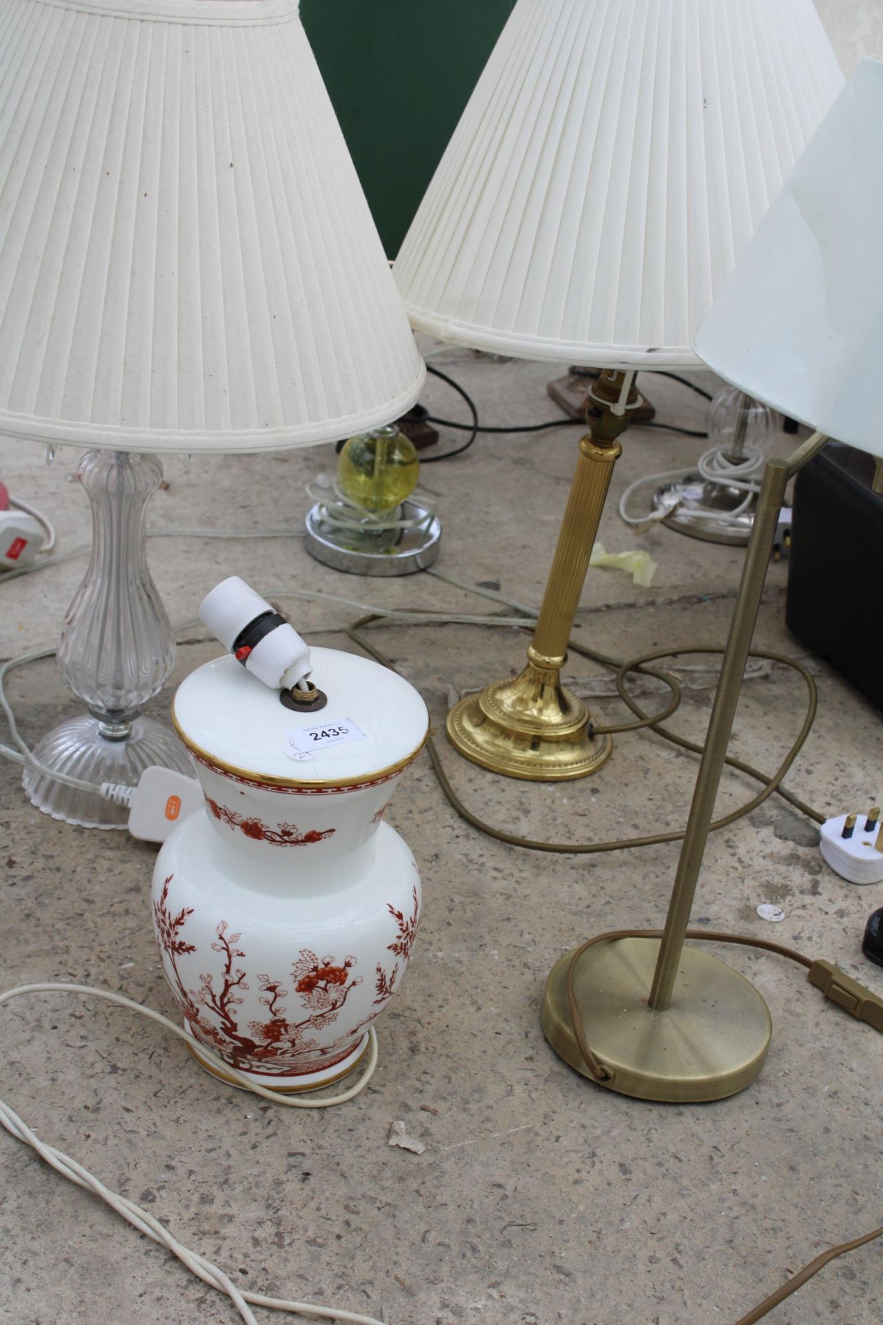 FOUR VARIOUS TABLE LAMPS TO INCLUDE A BRASS EXAMPLE - Image 2 of 2
