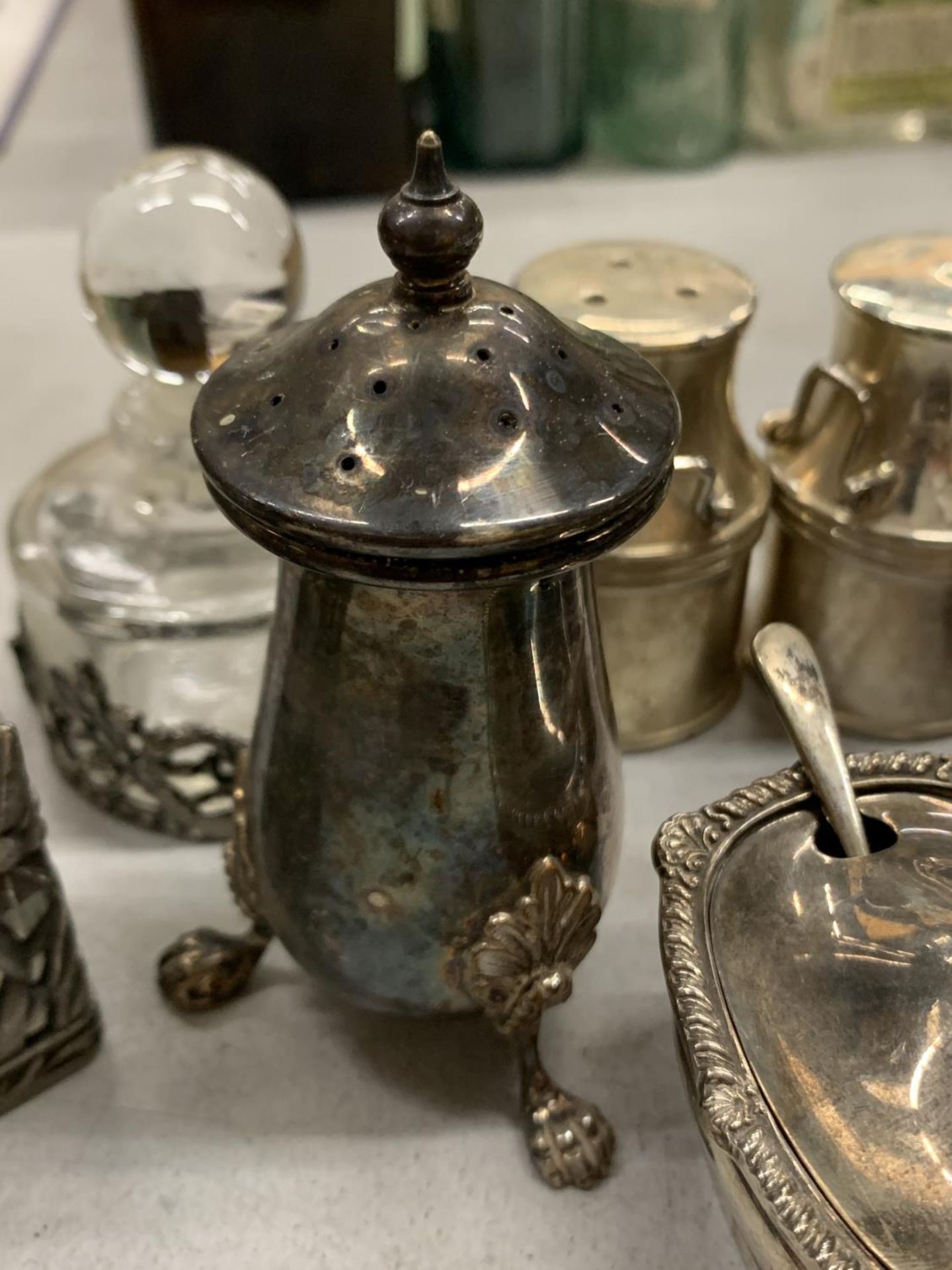 A QUANTITY OF SMALL SILVER PLATED ITEMS TO INCLUDE SALTS WITH BLUE GLASS LINERS, A MILK CHURN - Image 4 of 5