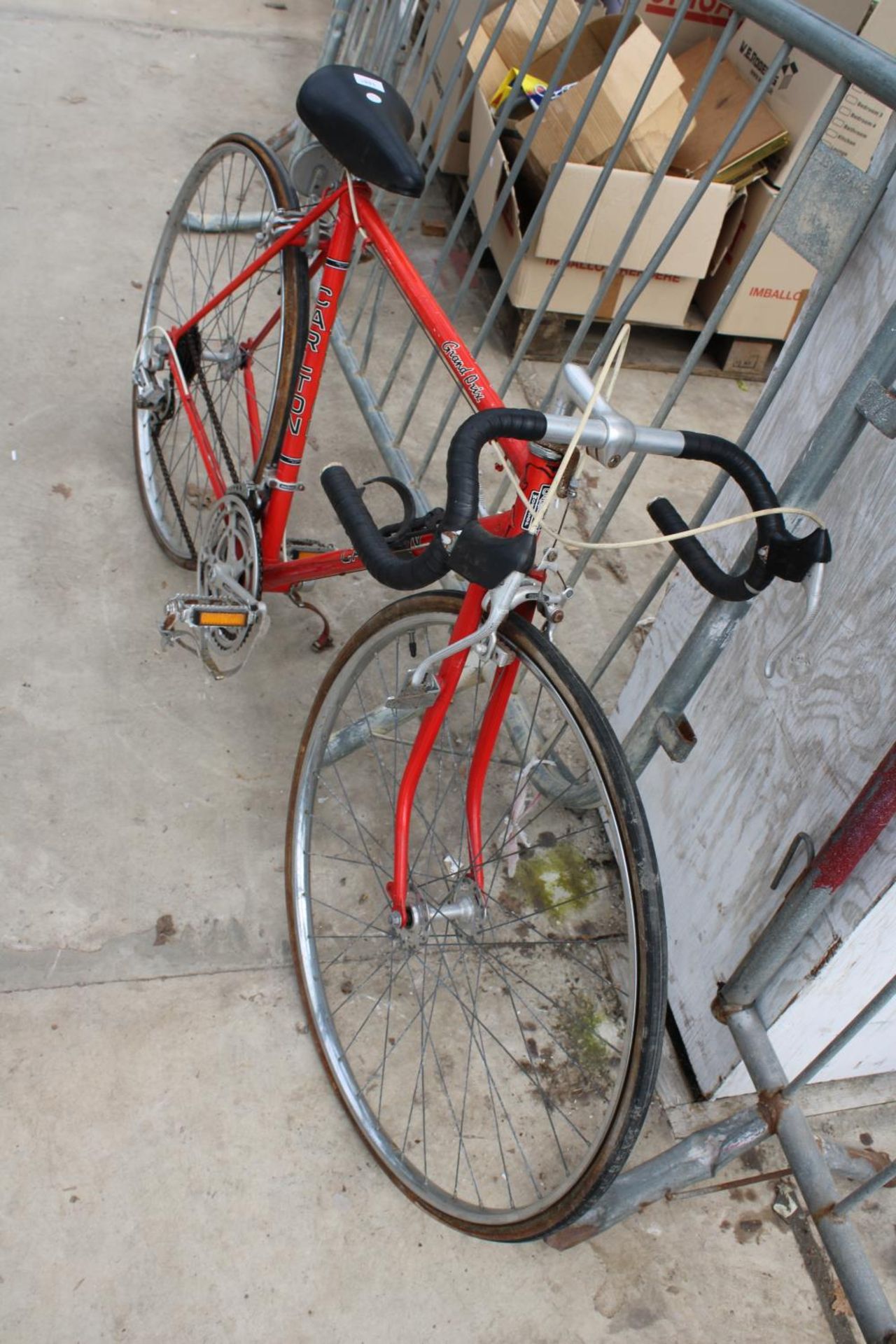 A VINTAGE CARLTON GRAND PRIX ROAD RACING BIKE WITH 10 SPEED GEAR SYSTEM - Image 3 of 3