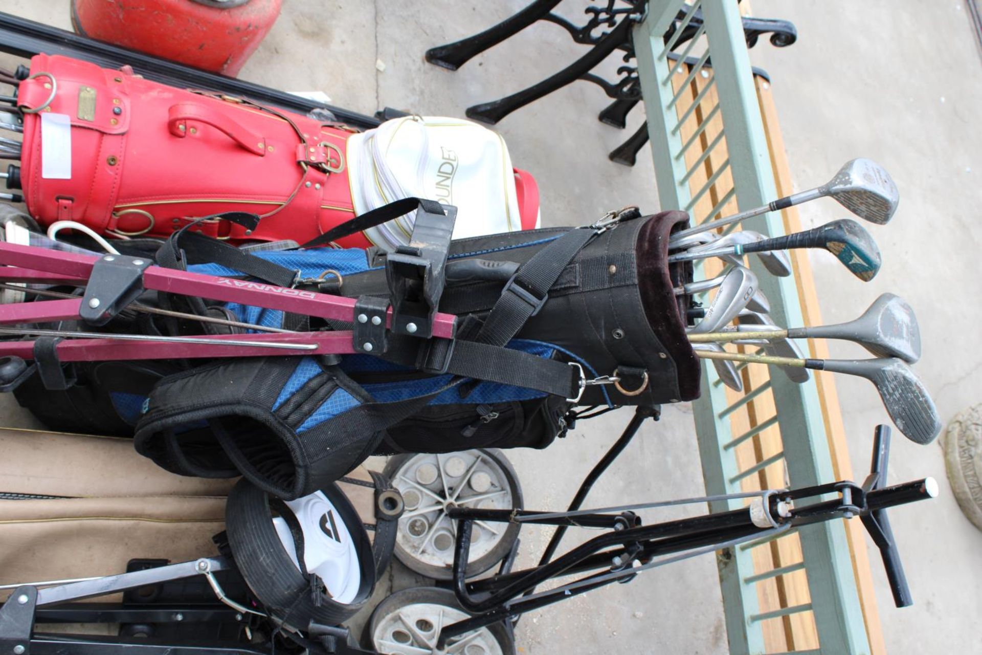 A LARGE ASSORTMENT OF GOLFING ITEMS TO INCLUDE TROLLIES, BAGS AND CLUBS ETC - Image 4 of 4