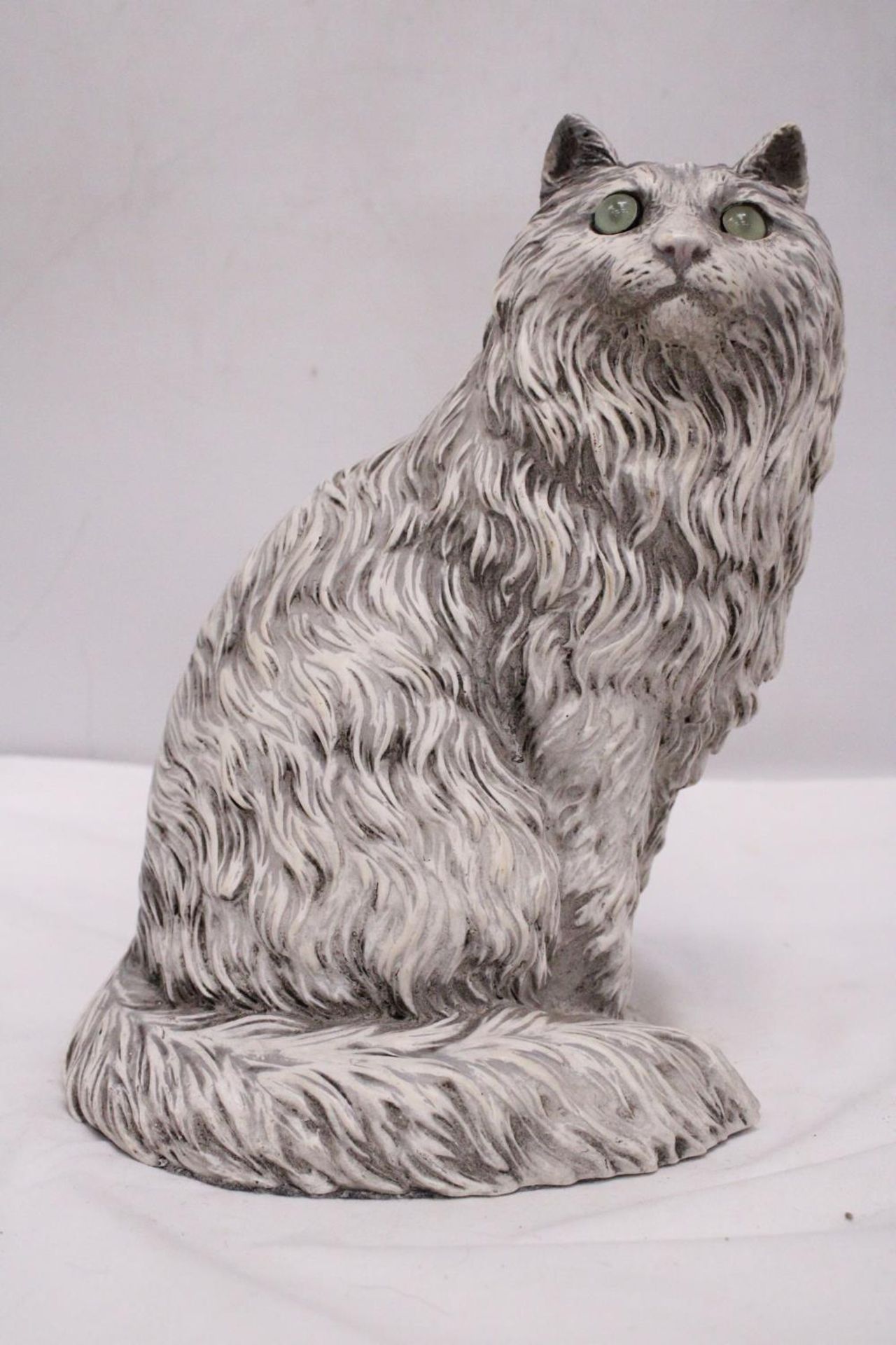 A LARGE VINTAGE WHITE CAT, HEIGHT 28CM - Image 5 of 5
