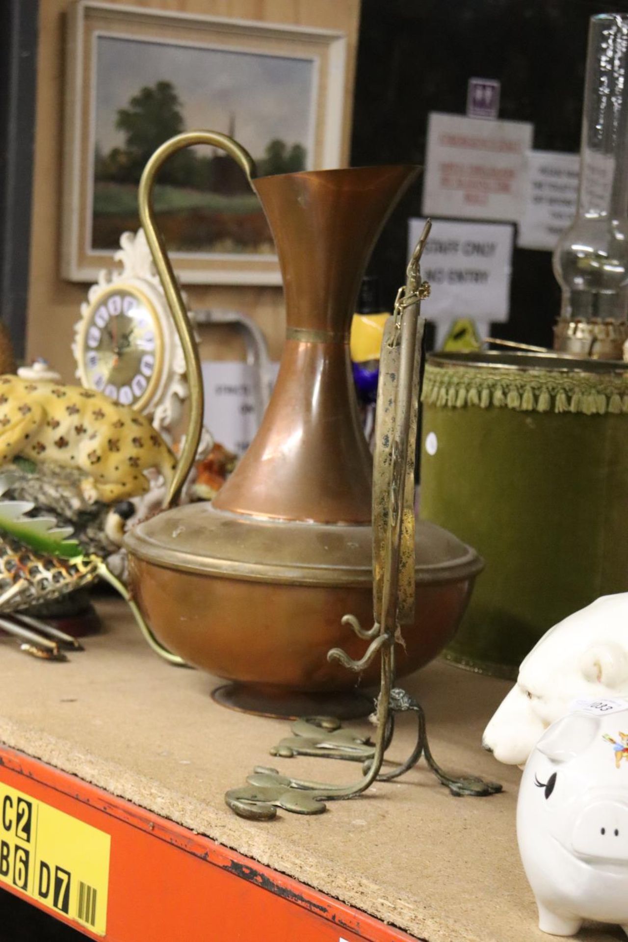 A LARGE COPPER AND BRASS JUG PLUS A BRASS GONG - Image 4 of 5