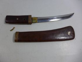 A LATE 19TH/EARLY 20TH CENTURY JAPANESE TANTO AND SCABBARD, 22.5CM BLADE, LENGTH 39CM