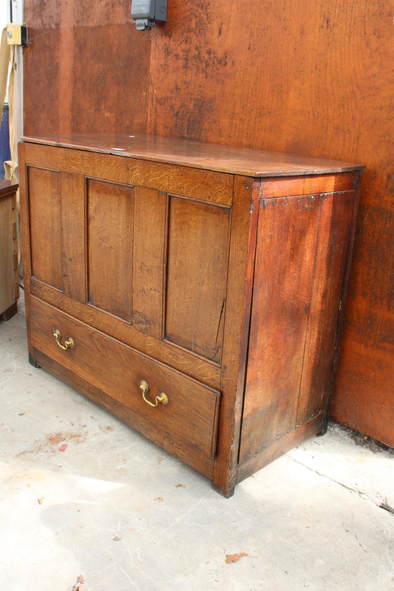 AN OAK GEORGE III BLANKET CHEST WITH 3 PANEL FRONT AND SINGLE DRAWER TO BASE, 41.5" WIDE - Image 2 of 5