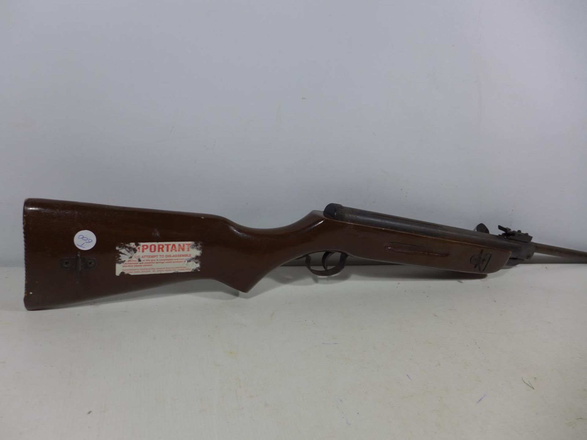 A .22 CALIBRE AIR RIFLE SERIAL NUMBER 110424451, 36CM BARREL, LENGTH 96CM, TOGETHER WITH SLIP CASE - Image 4 of 8