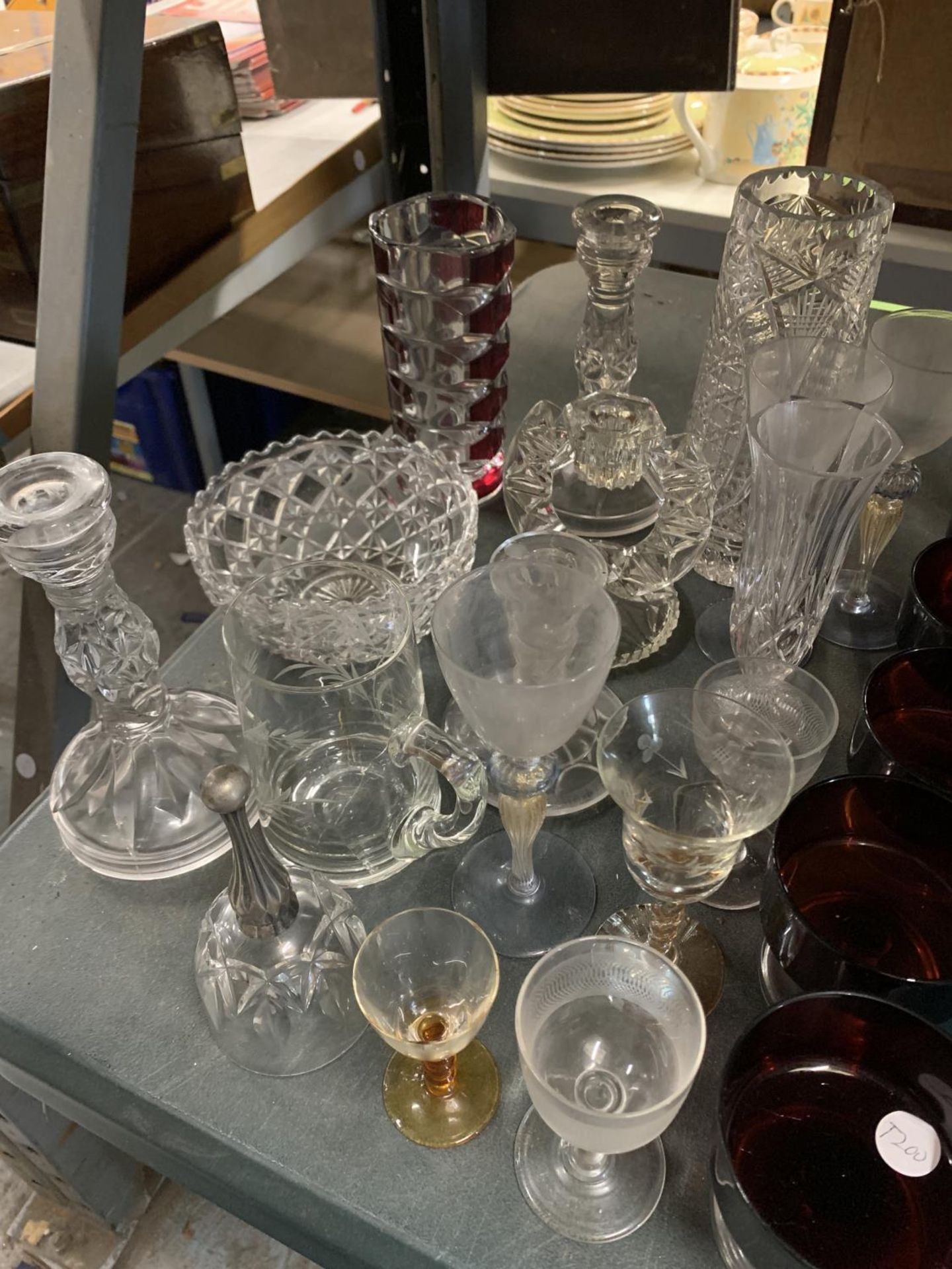 A MIXED LOT OF GLASSEWARE TO INCLUDE CANDLESTICKS, VASES, DESSERT BOWLS ETC - Image 4 of 5