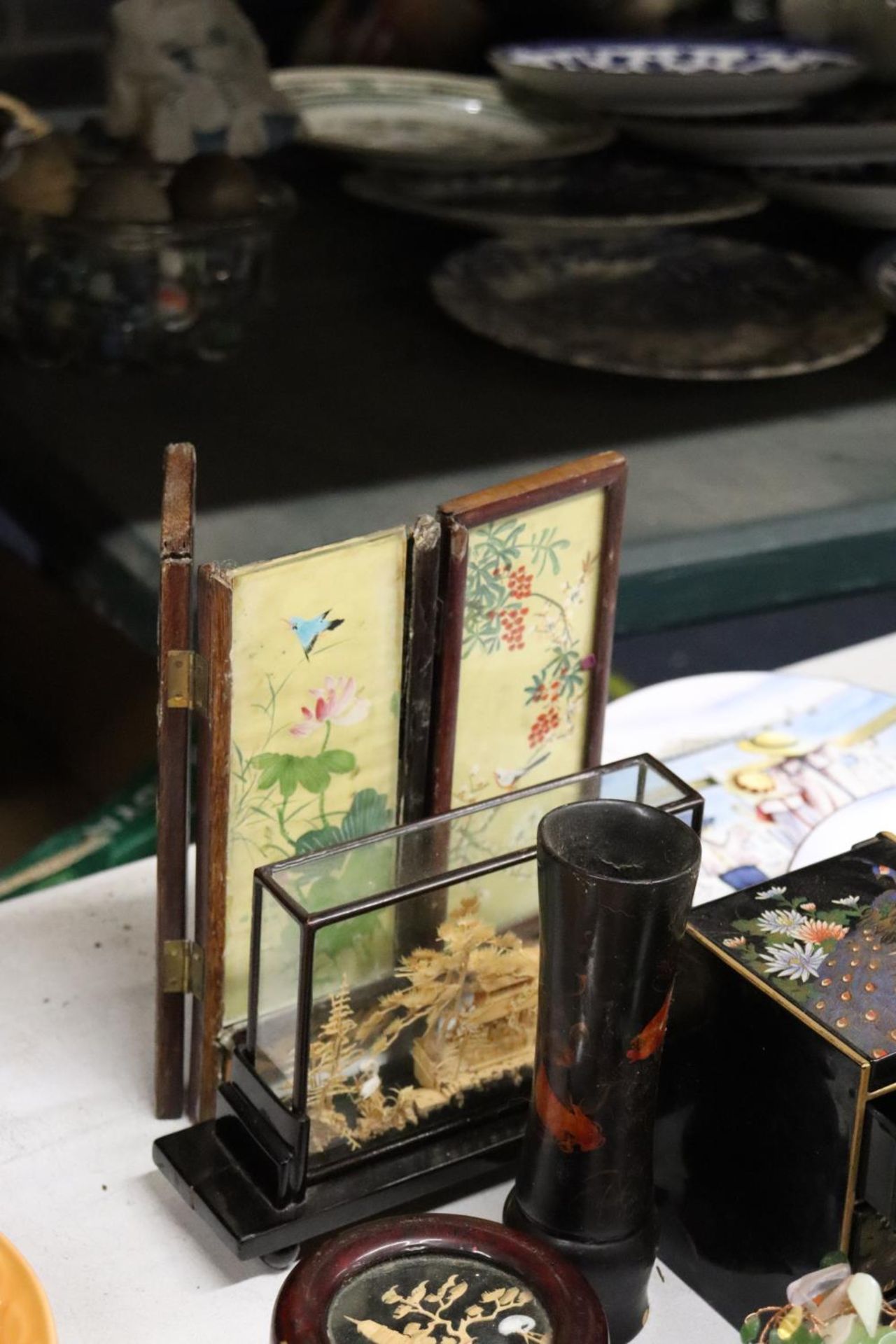 A MIXED ORIENTAL STYLE LOT TO INCLUDE A SMALL BOX WITH DRAWERS, SCREEN, TRINKET BOX WITH ORIENTAL - Image 4 of 4