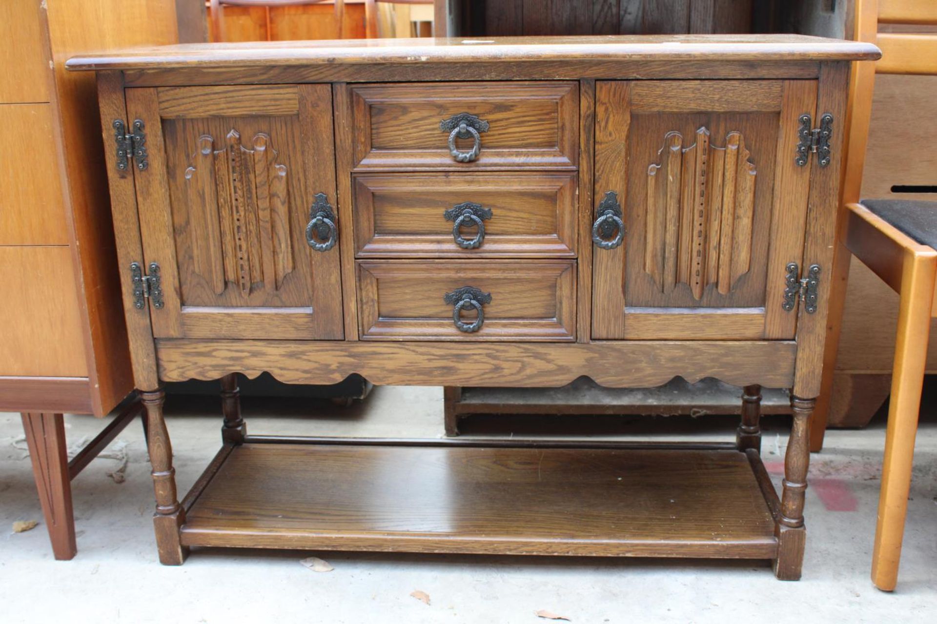 AN OAK JACOBEAN STYLE SIDE CABINET ENCLOSING 3 DRAWERS AND 2 CUPBOARDS WITH POT BOARD TO BASE ON - Image 2 of 4