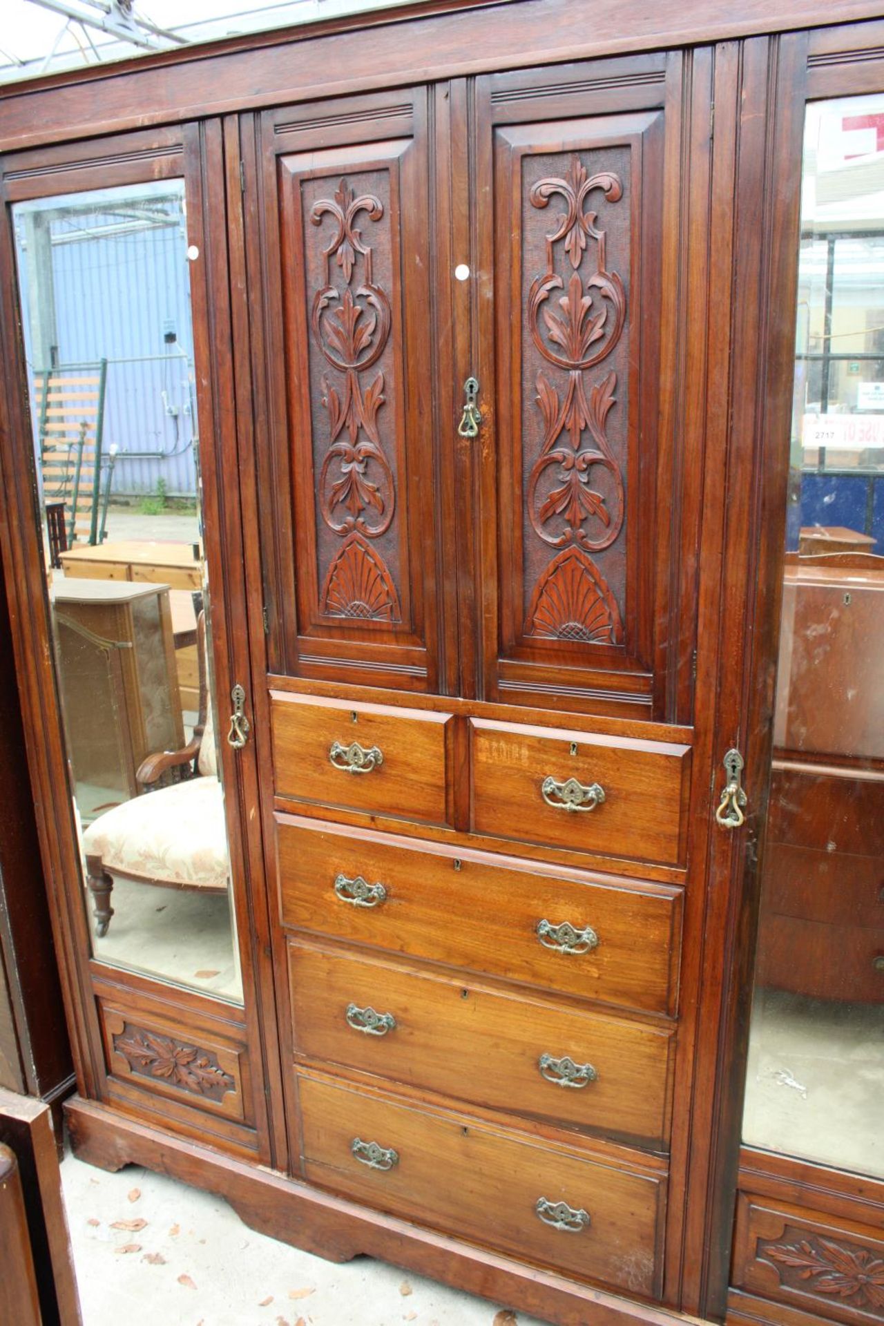 A LATE VICTORIAN MAHOGANY DOUBLE MIRROR-DOOR WARDROBE ENCLOSING 2 CUPBOARDS, 2 SHORT AND 3 LONG - Image 2 of 6